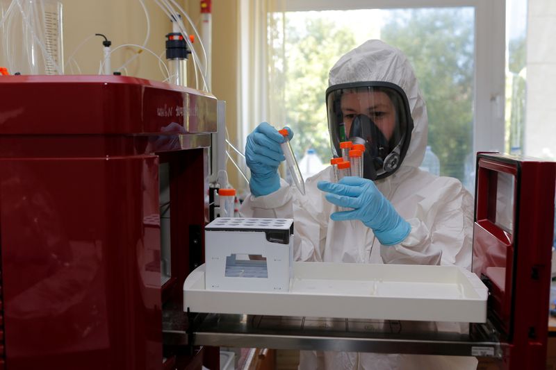 Una científica trabaja dentro de un laboratorio del Instituto de Investigación de Epidemiología y Microbiología Gamaleya durante la producción y pruebas de laboratorio de una vacuna contra la enfermedad del coronavirus (The Russian Direct Investment Fund (RDIF)/Handout vía REUTERS)