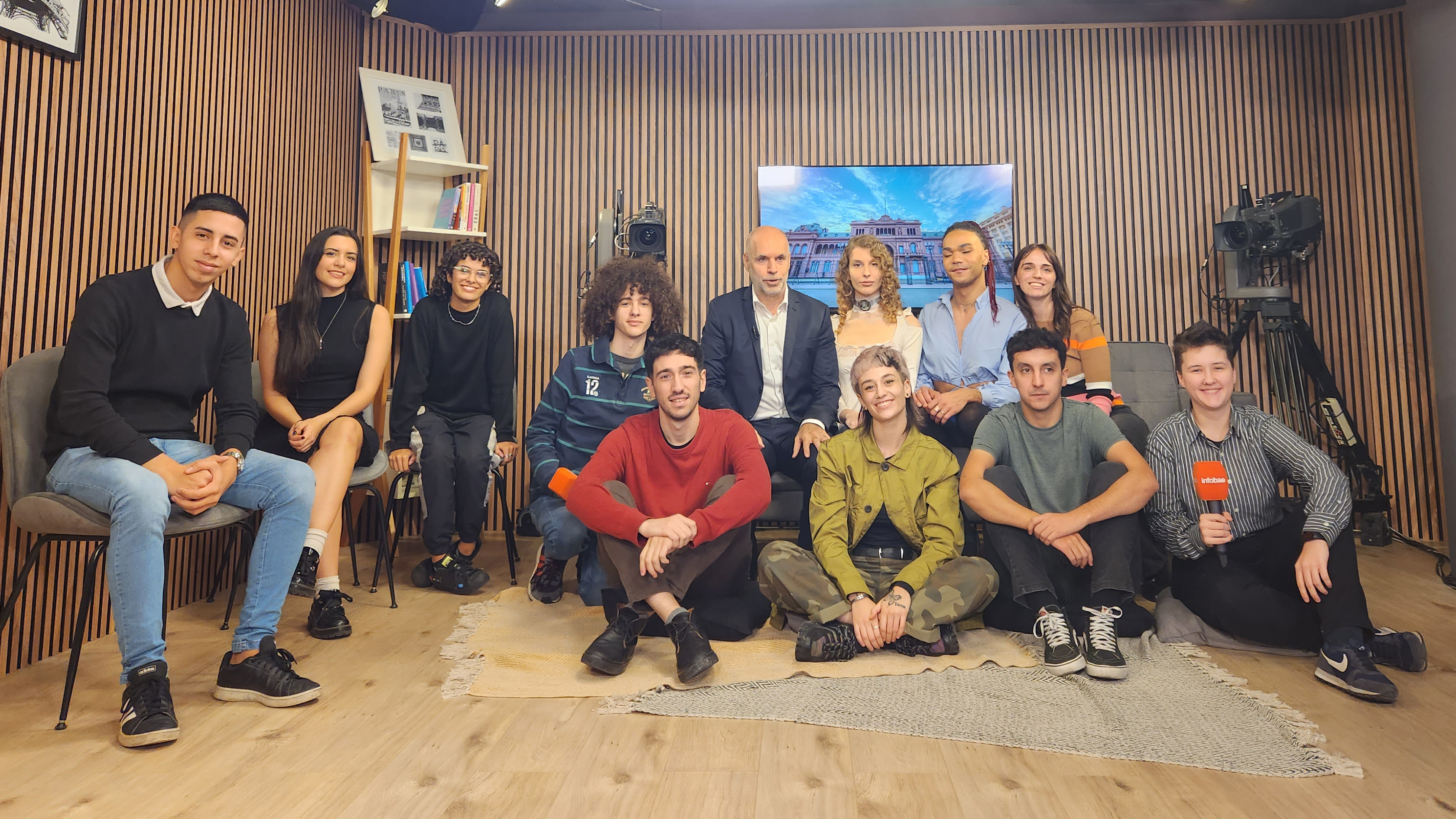 Desde la izquierda. Fausto, Micaela, Malena, Melvin, Horacio Rodríguez Larreta, Leandra, Manu y Virginia. Luego, Federico, Valentina, Julián y Victoria