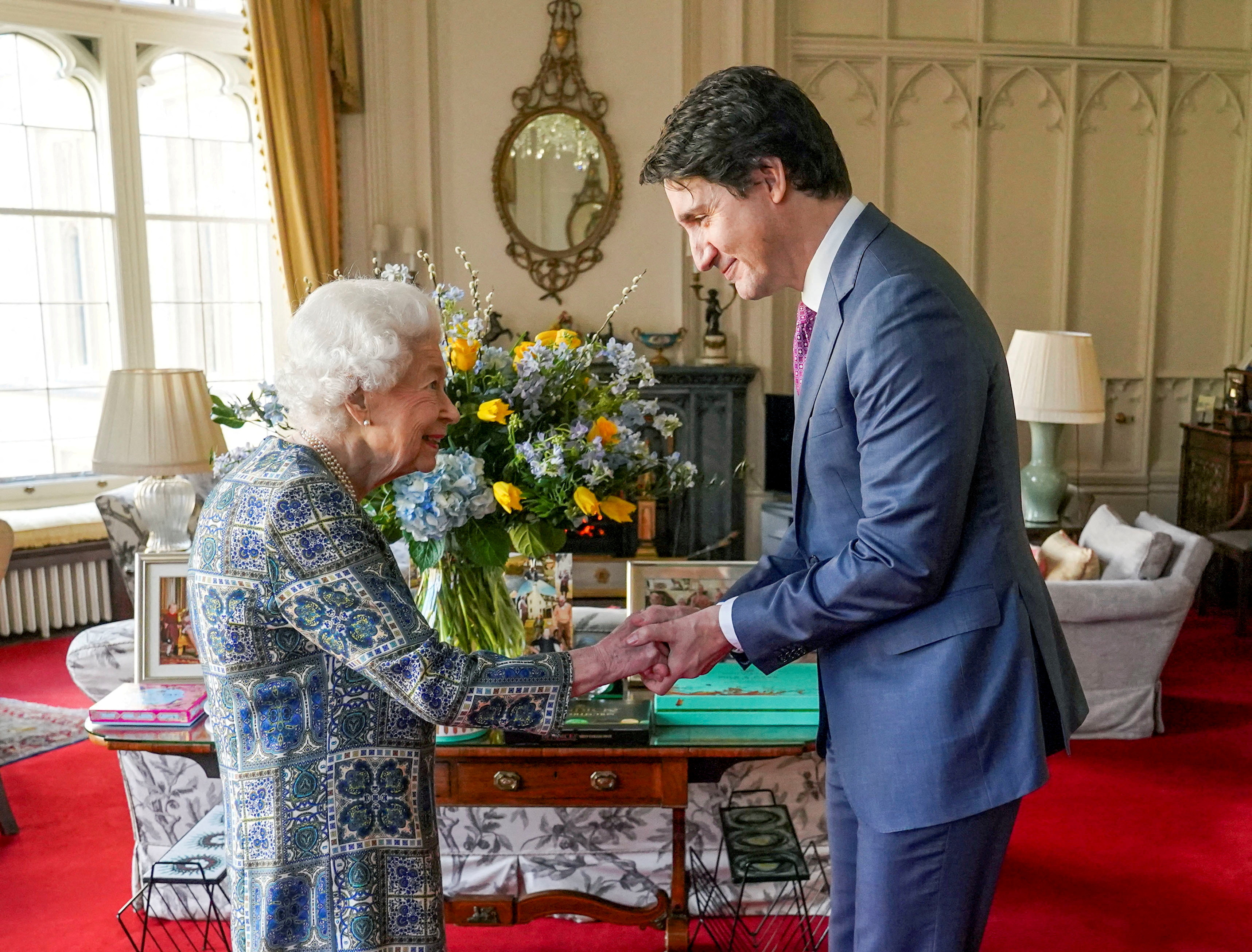 El primer ministro canadiense, Justin Trudeau, junto a la reina Isabel II (Steve Parsons/Pool via REUTERS)