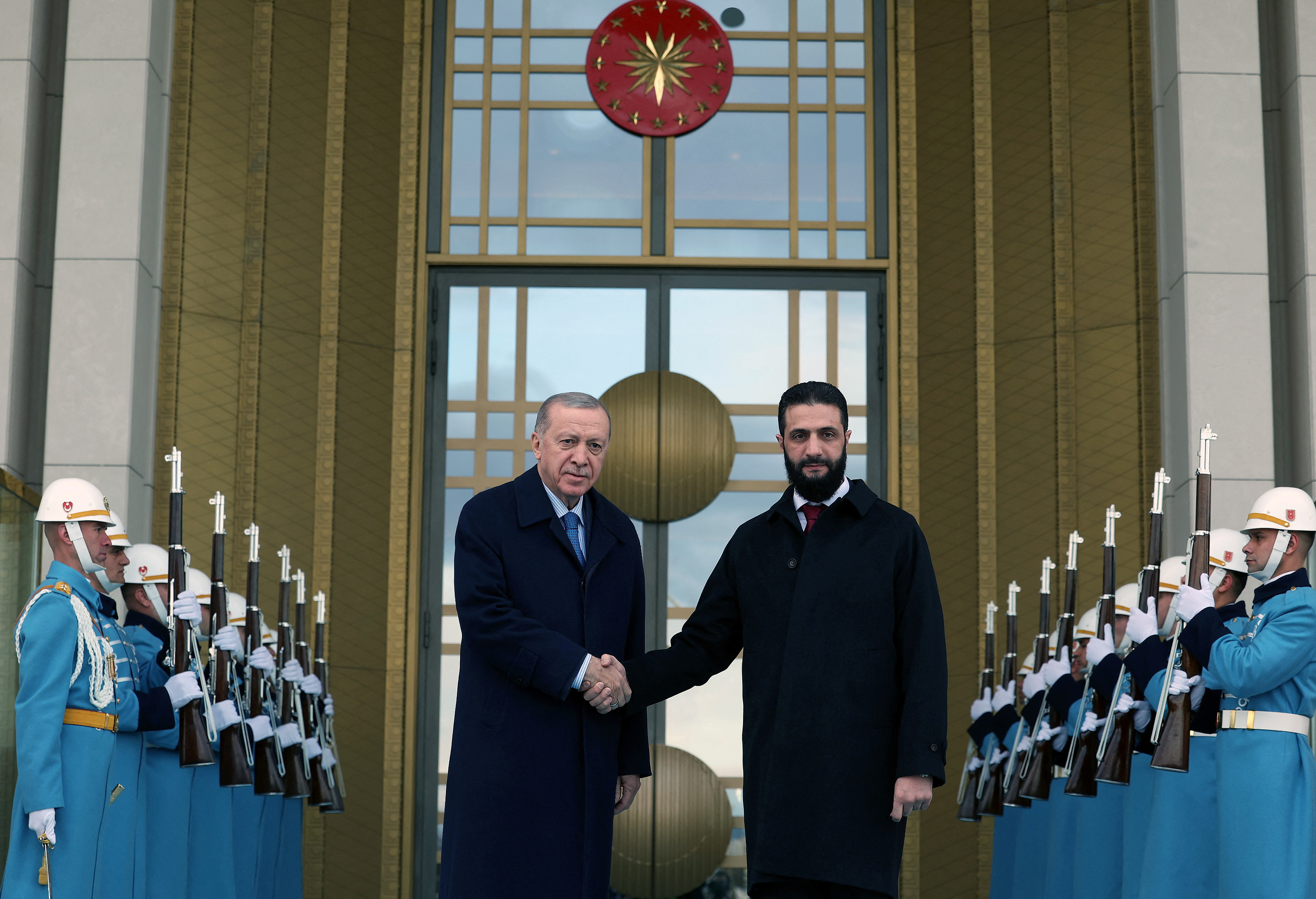 El presidente interino de Siria se reunió con en Turquía con Erdogan, uno de los aliados clave del gobierno de transición