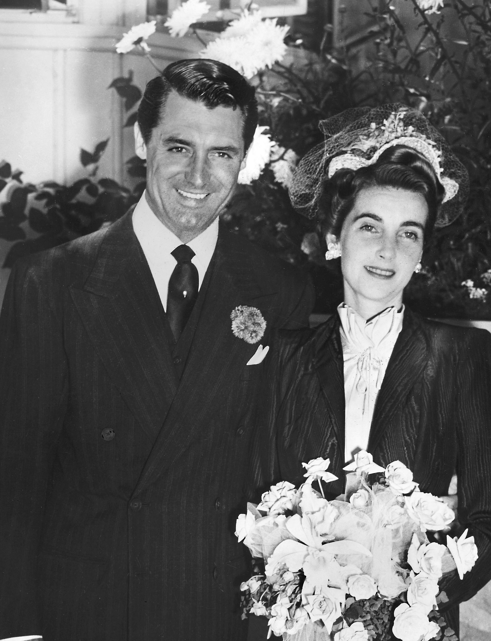 El caballero inglés Archibald Alexander Leach, la identidad del galán de cine Cary Grant, se casó con Bárbara el 8 de julio de 1942 (Reuters)