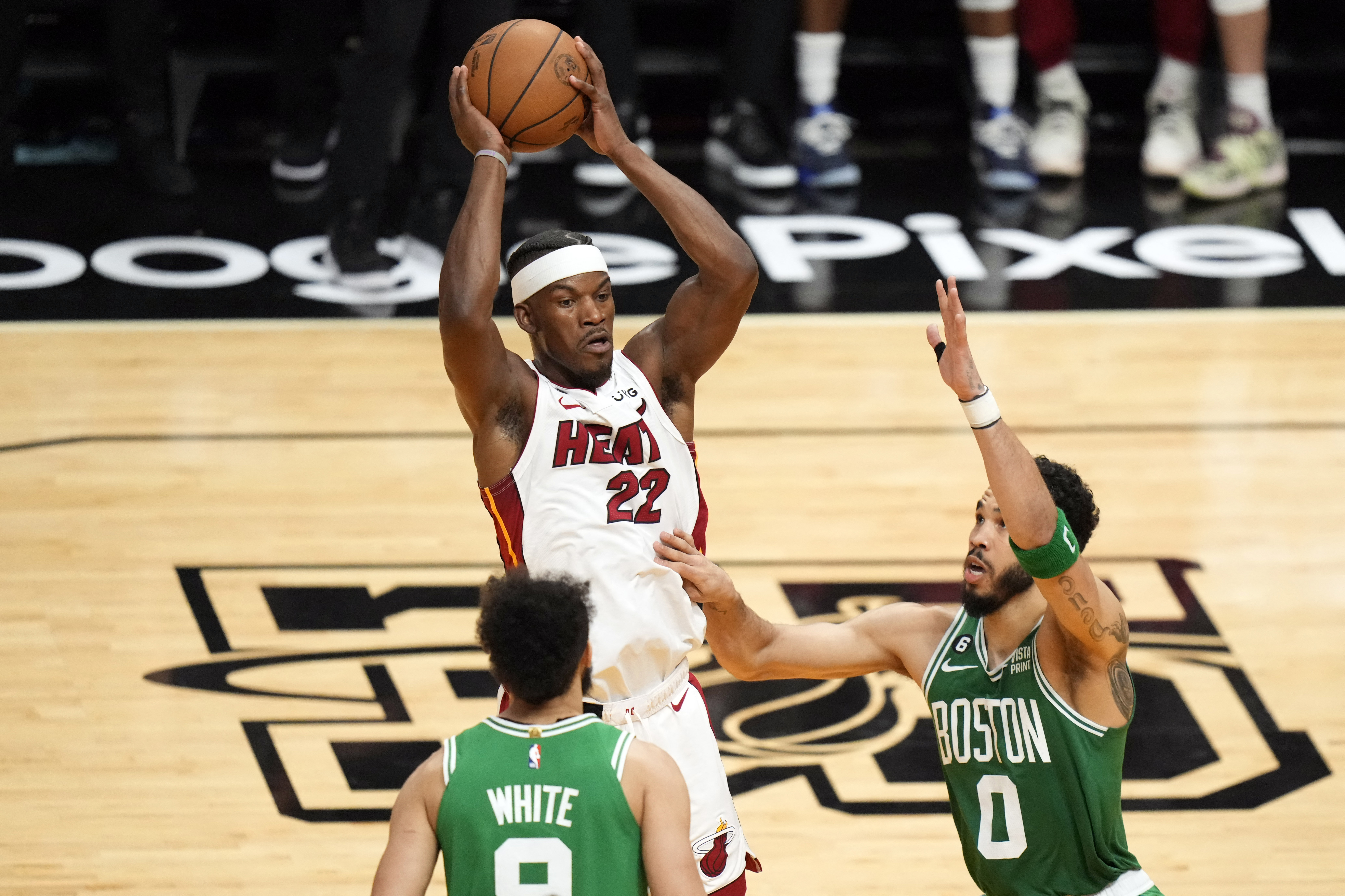Los Heat tuvieron la victoria en su mano al auparse un punto arriba (102-103) a tres segundos del final gracias a tres tiros libres de Jimmy Butler (24 puntos y 11 rebotes). (USA TODAY)