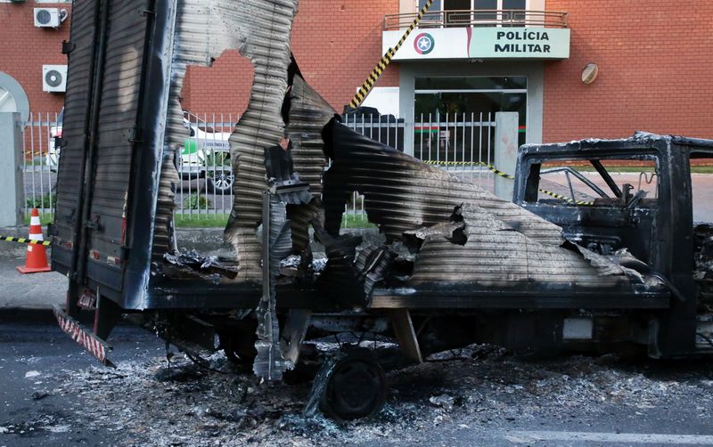 Restos de un camión quemado frente a la puerta del 9º Batallón de Policía Militar en Criciúma (REUTERS / Guilherme Ferreira)