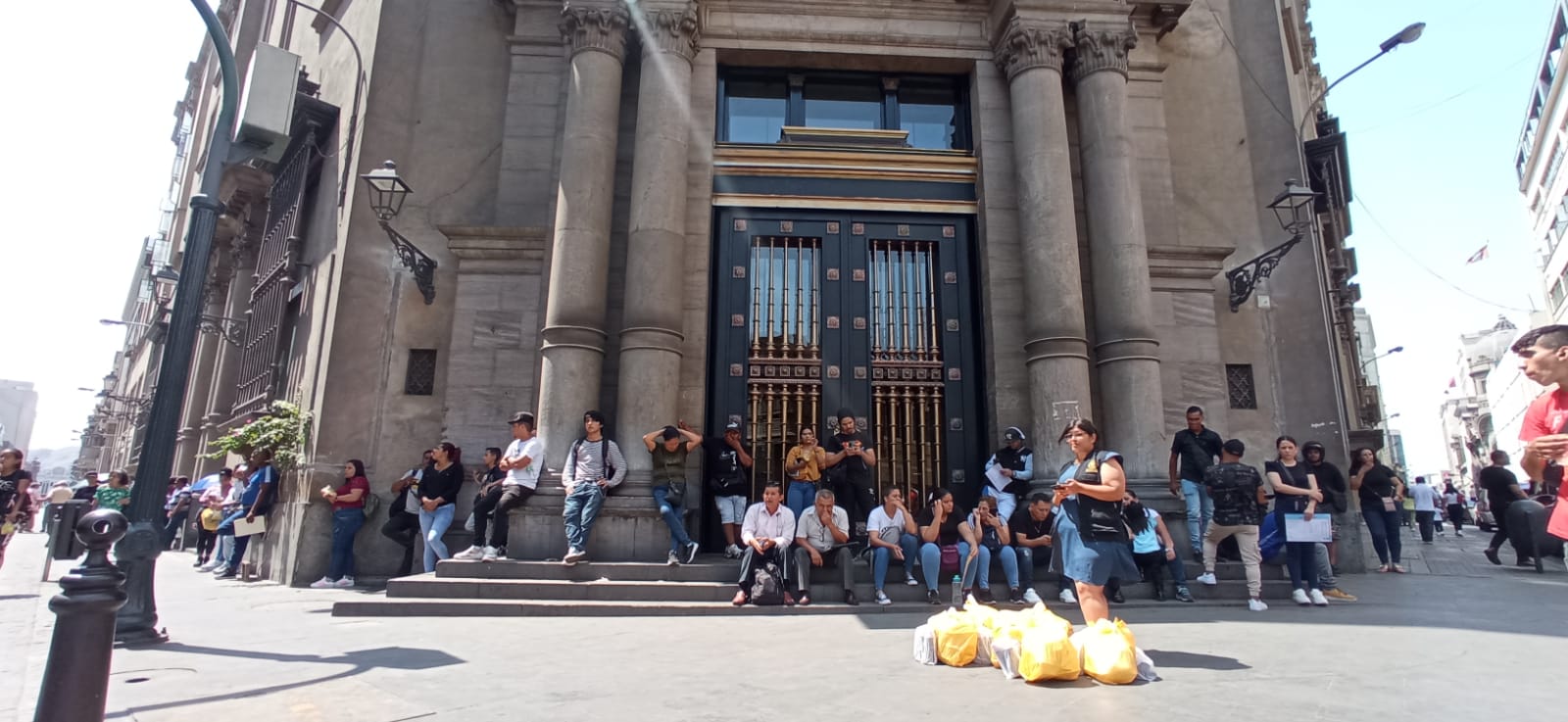 Migraciones: Extranjeros hacen largas colas para actualizar y regularizar situación en Perú