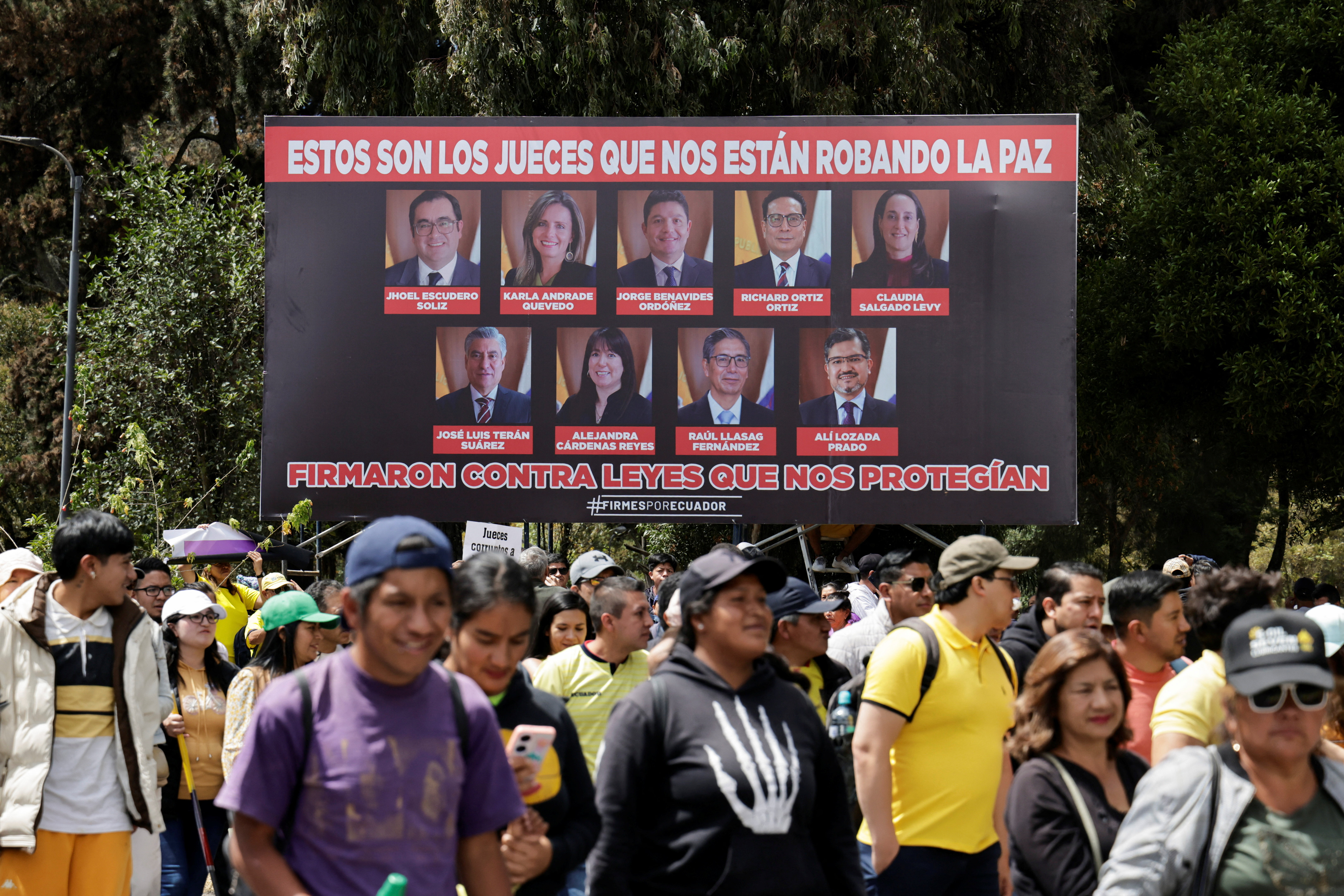 Daniel Noboa lideró una multitudinaria marcha contra la Corte Constitucional en medio de críticas internacionales