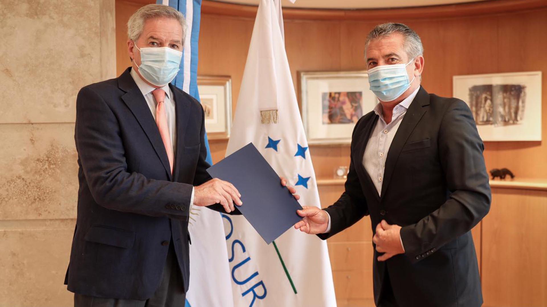 El canciller Felipe Solá y el embajador argentino en Israel, Sergio Urribarri