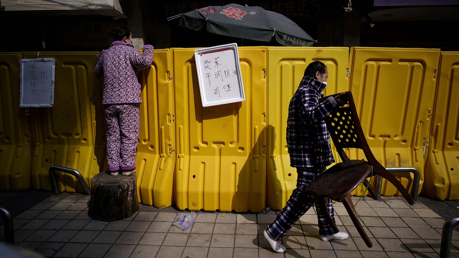 Las calles que rodean al Mercado de Wuhan en China cambiaron para siempre su fisonomía (REUTERS/Aly Song/File Photo)