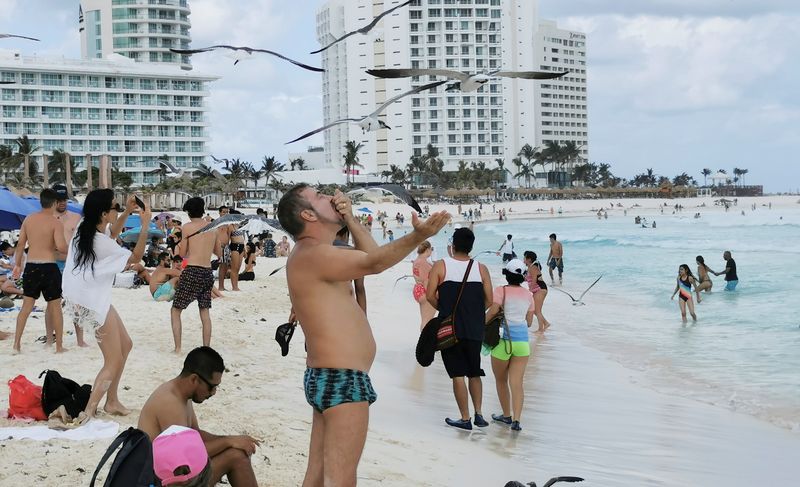 Turistas disfrutan de una playa pública en Cancún (Foto: Reuters)
