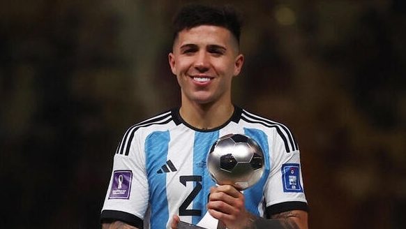 Argentina midfielder Enzo Fernandez posing with the World Cup Best Young Player award REUTERS/Carl Recine