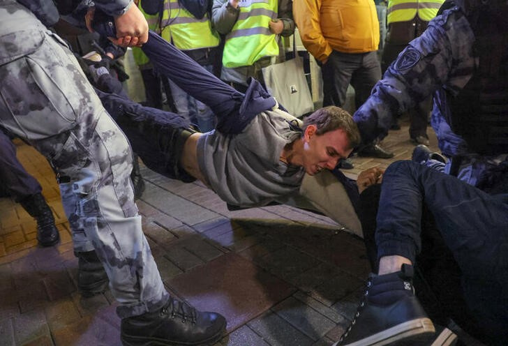 Policías rusos detienen a un joven durante una protesta contra la movilización de reservistas ordenada por el presidente Vladimir Putin (REUTERS/Fotógrafo de Reuters)