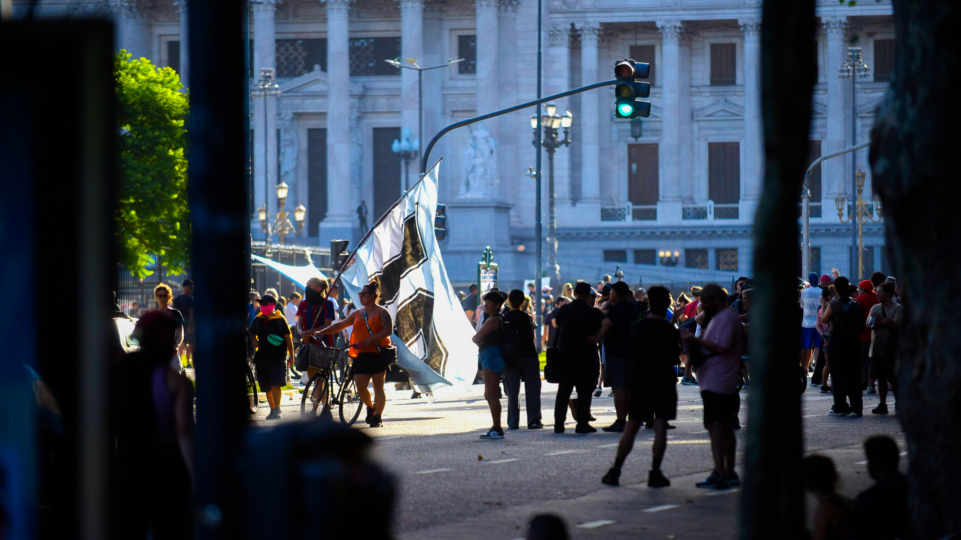 Mercados: las acciones y los bonos argentinos mantienen la tendencia alcista tras la sanción de la reforma laboral en Diputados