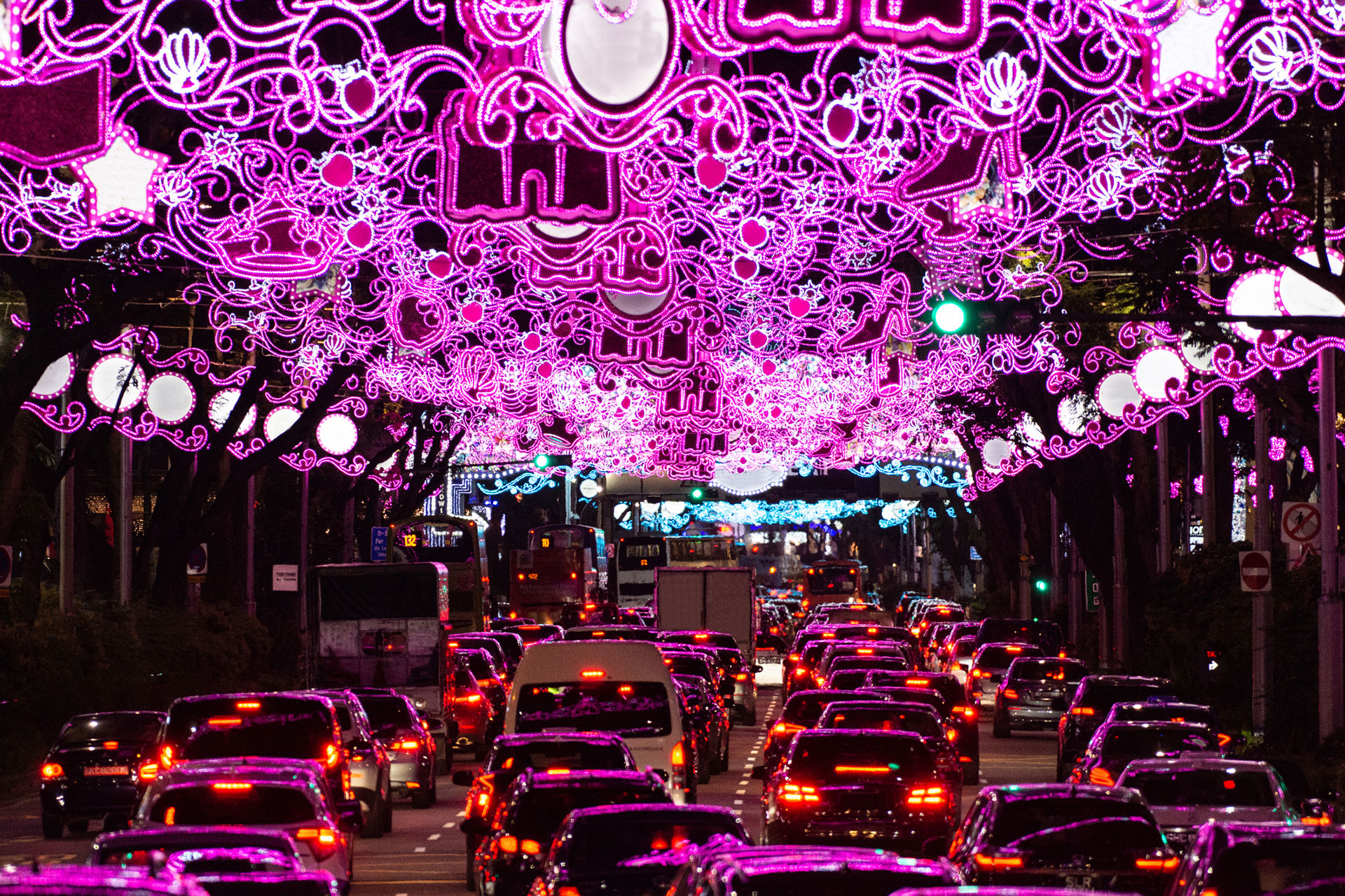 La Navidad en los trópicos de Singapur es un festival secular (en su mayoría), celebrado con un punto culminante de compras, entretenimiento, luces navideñas y Santa apareciendo en pieles a pesar del clima húmedo y abrasador de Singapur