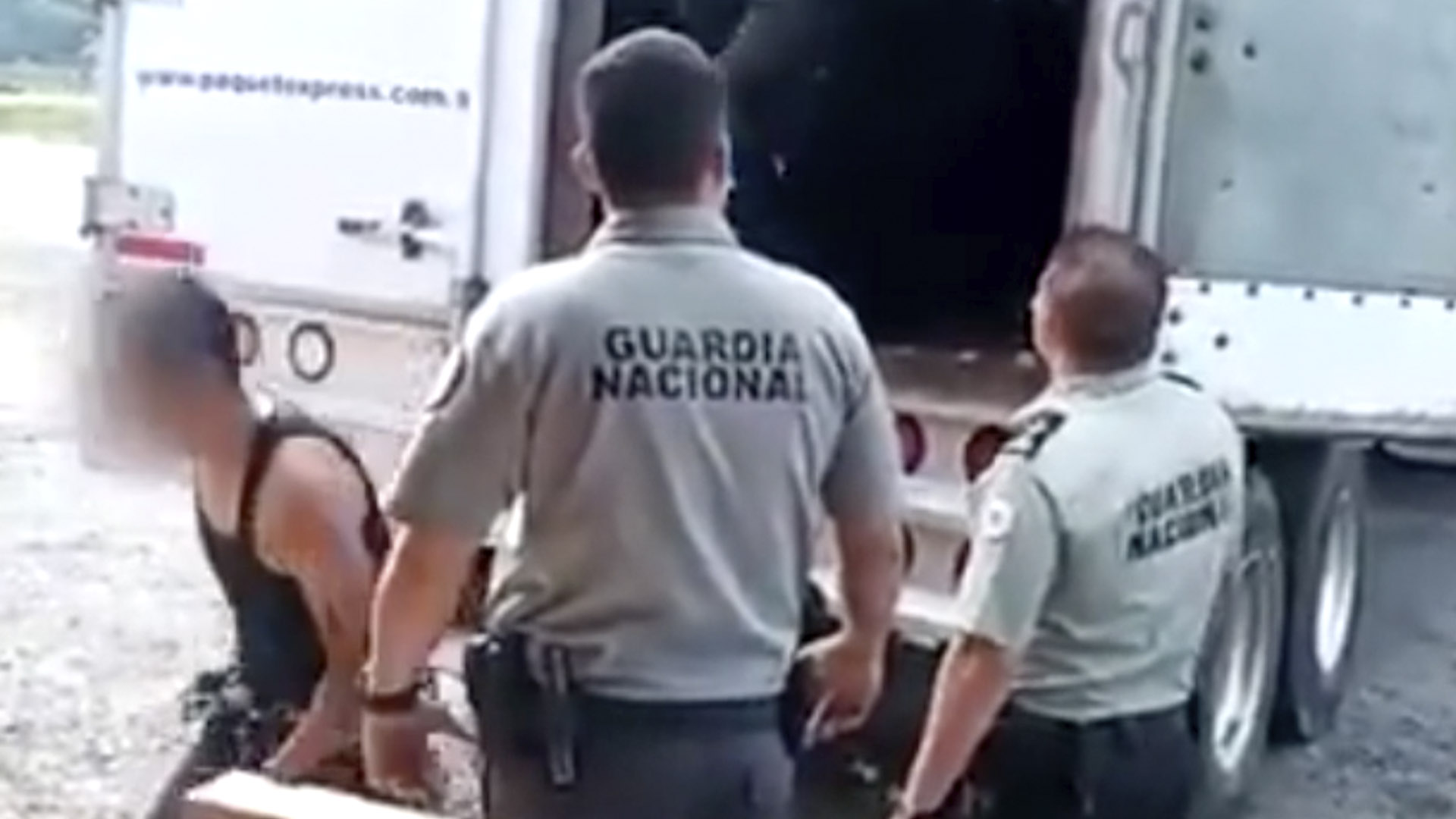 Guardia rescató a personas que viajaban a bordo un tráiler en Veracruz - Infobae