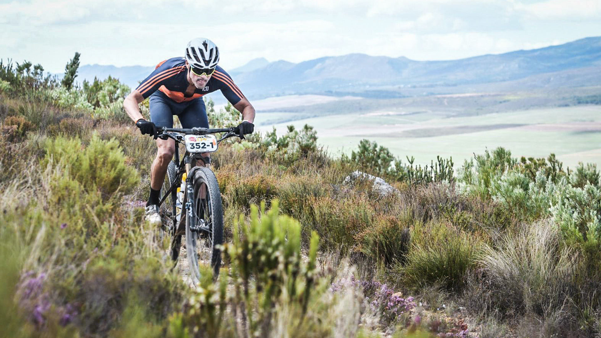 Luis Enrique compite en una de las carreras más exigentes de ciclismo de montaña