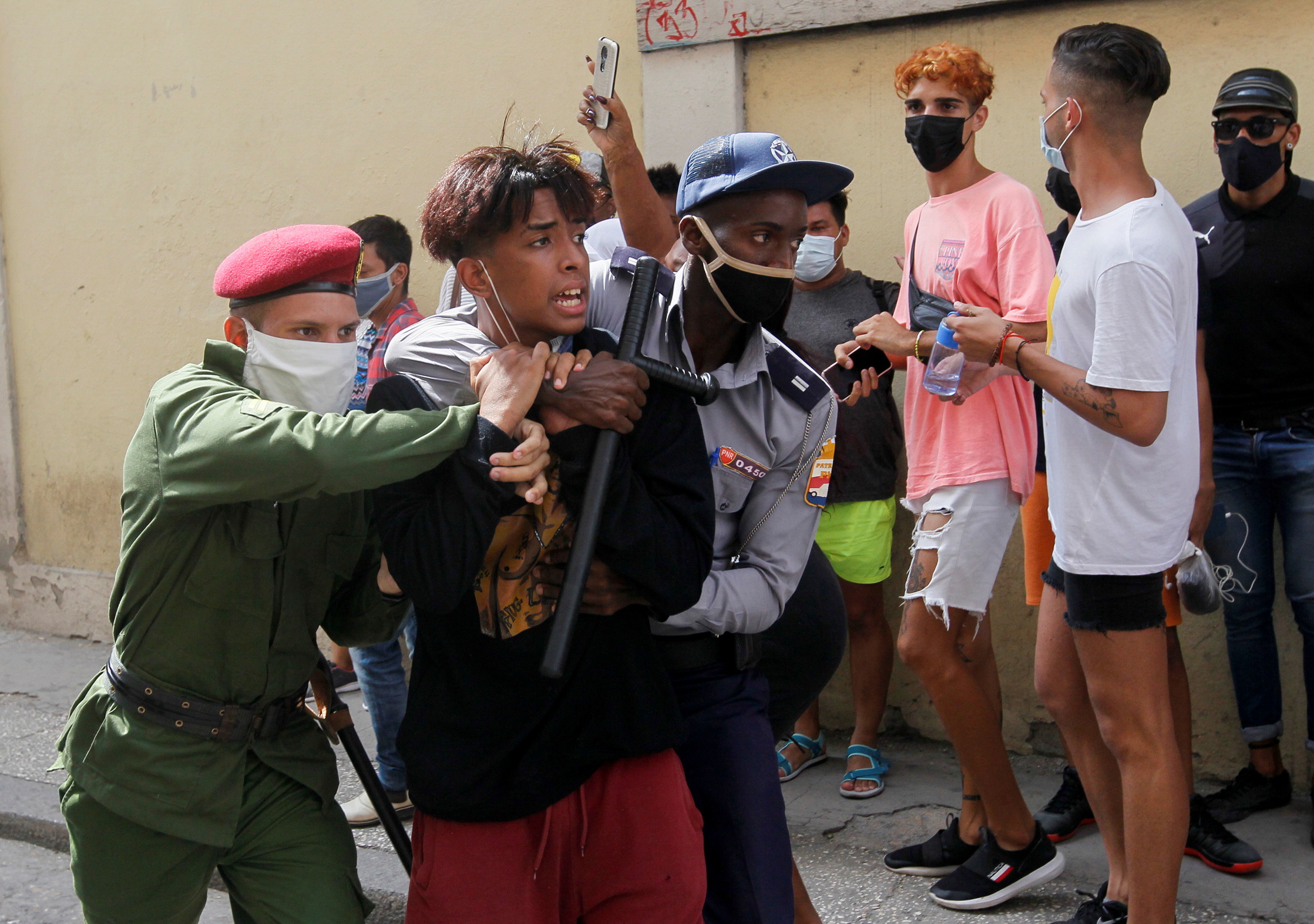 La policía cubana detiene a una persona durante las protestas contra el régimen castrista  (REUTERS) 