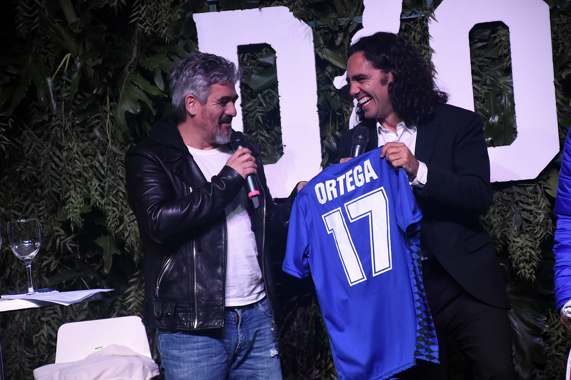 Ortega donó la camiseta que usó en el Mundial de 1994 para recaudar fondos