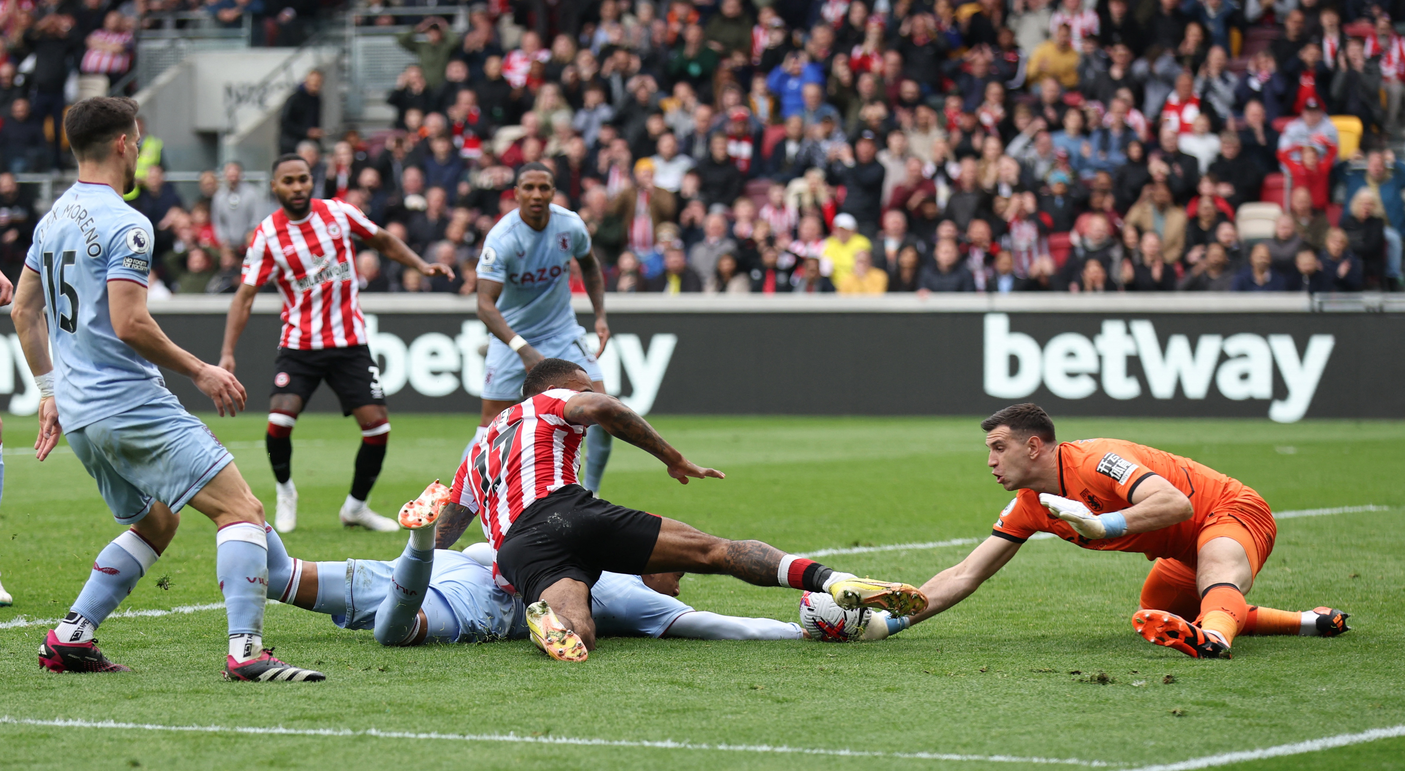 Soccer Football - Premier League - Brentford v Aston Villa - Brentford Community Stadium, London, Britain - April 22, 2023 Aston Villa's Emiliano Martinez saves a shot from Brentford's Ivan Toney REUTERS/David Klein EDITORIAL USE ONLY. No use with unauthorized audio, video, data, fixture lists, club/league logos or 'live' services. Online in-match use limited to 75 images, no video emulation. No use in betting, games or single club /league/player publications.  Please contact your account representative for further details.