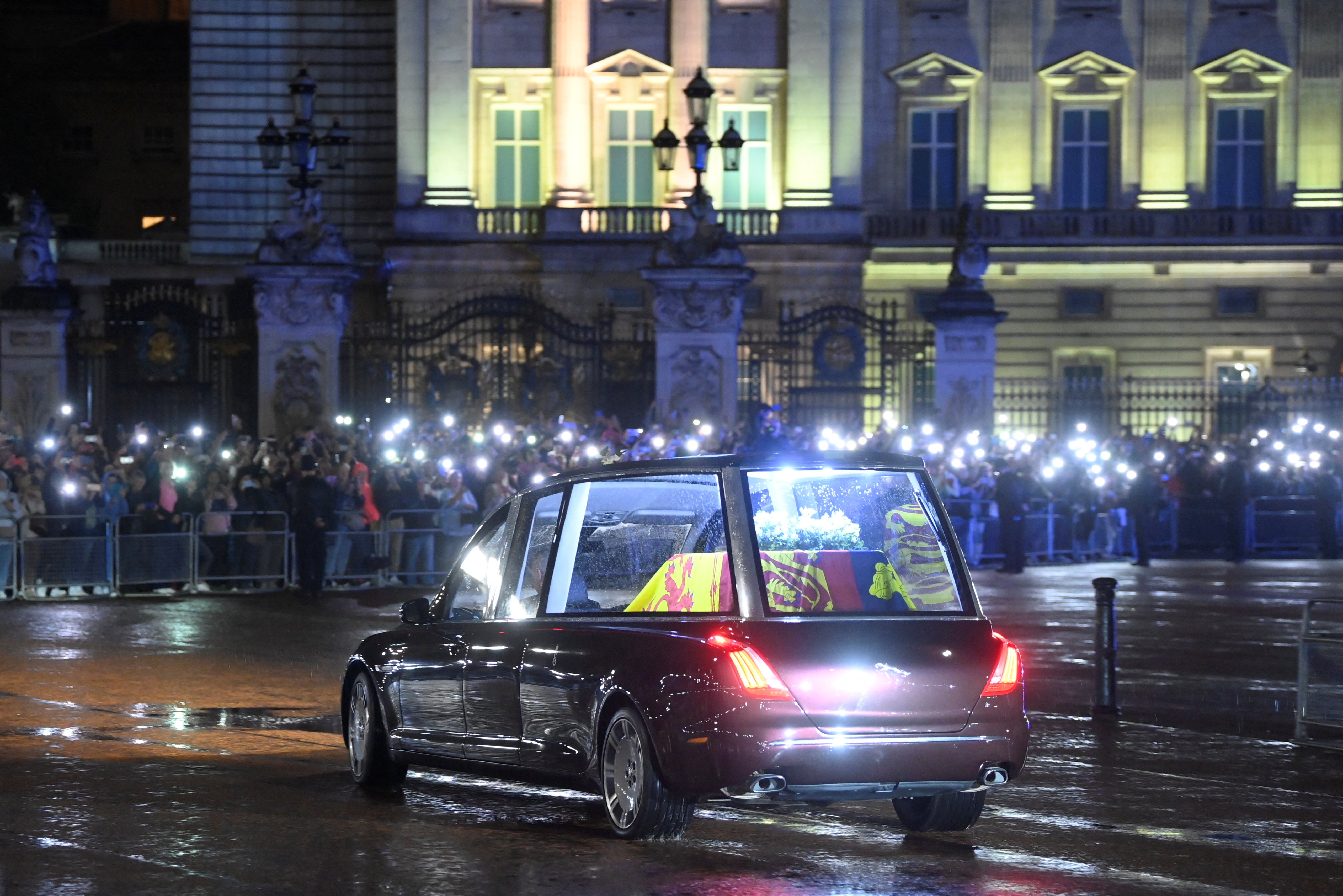 El cuerpo de la reina Isabel II ya se encuentra en el Palacio de Buckingham