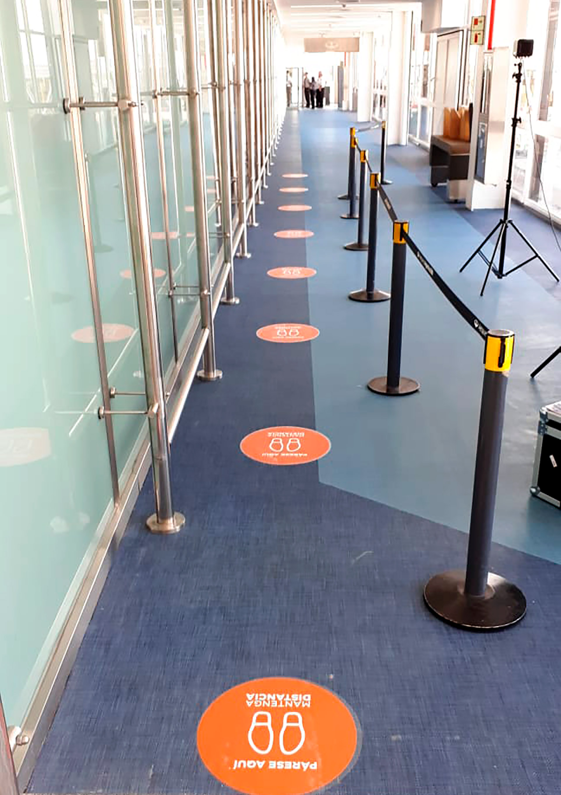 La distancia social deberá respetarse en todo el aeropuerto, incluidos pasillos y lugares comunes para los pasajeros