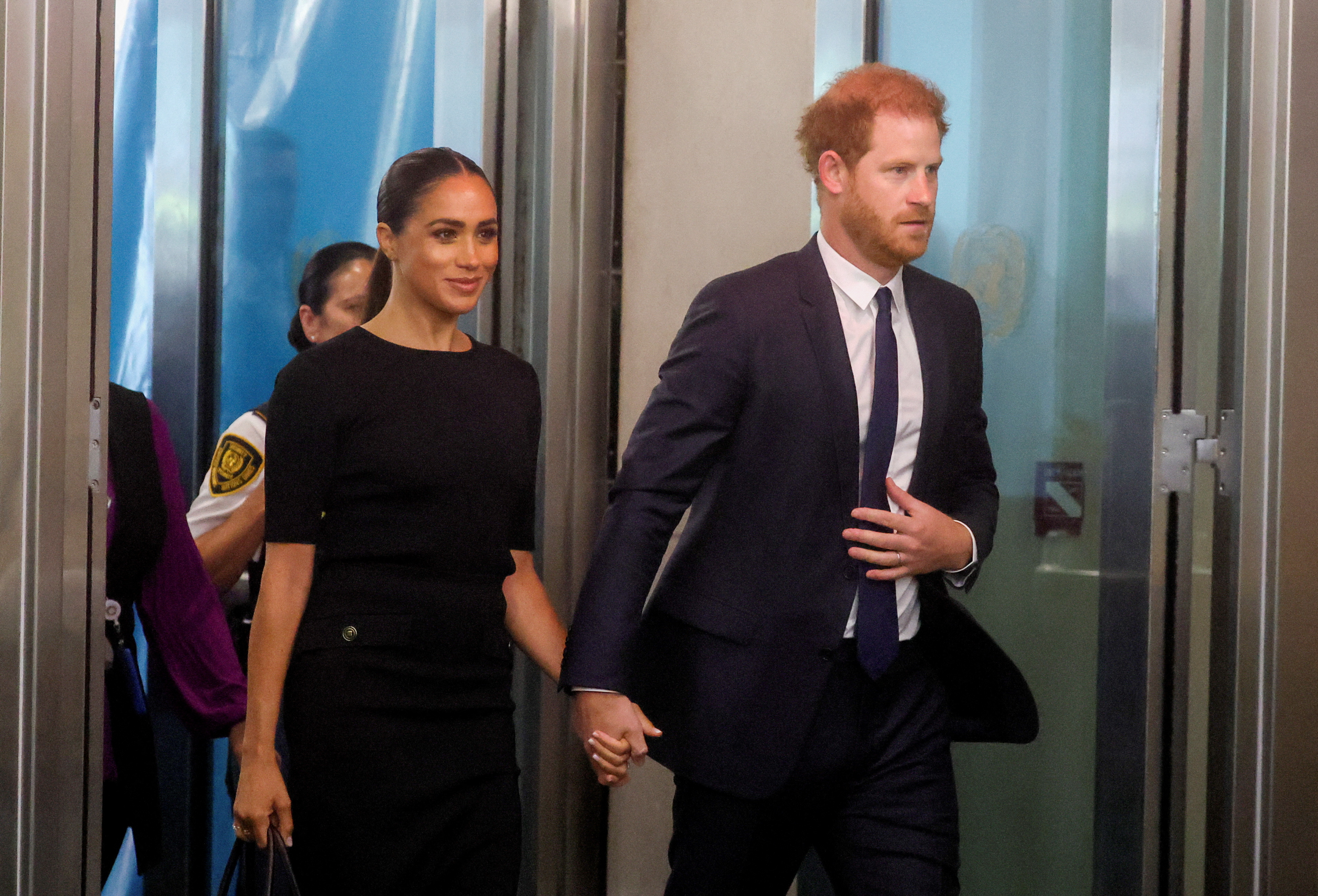 El príncipe Harry de Gran Bretaña y su esposa Meghan Mrkle, duquesa de Sussex, llegan para celebrar el día internacional de Nelson Mandela en la sede de las Naciones Unidas en Nueva York, el 18 de julio de 2022 (Reuters)