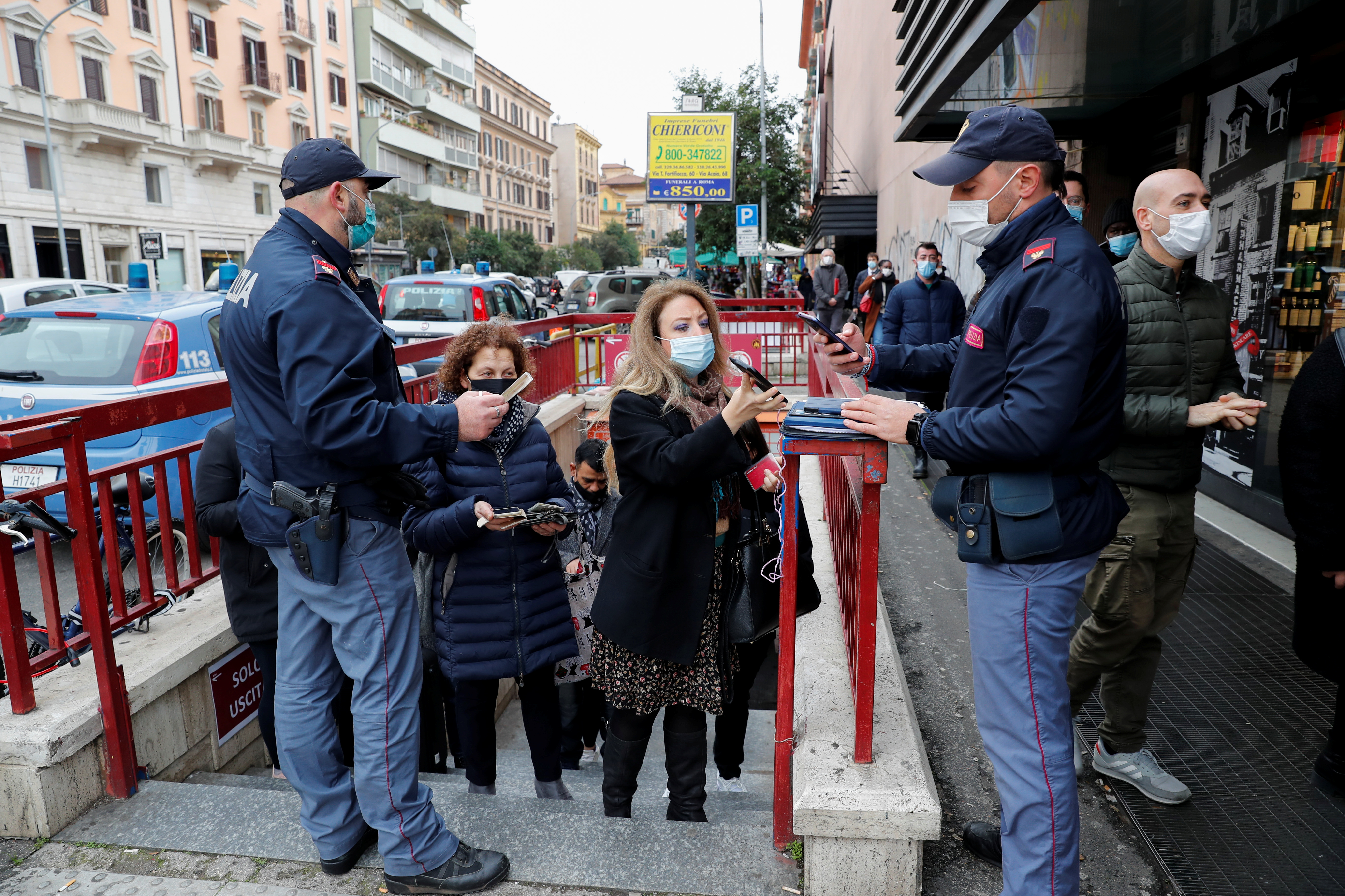 La policía revisa el "pase verde" con certificados de vacunación en Roma, Italia (Reuters)