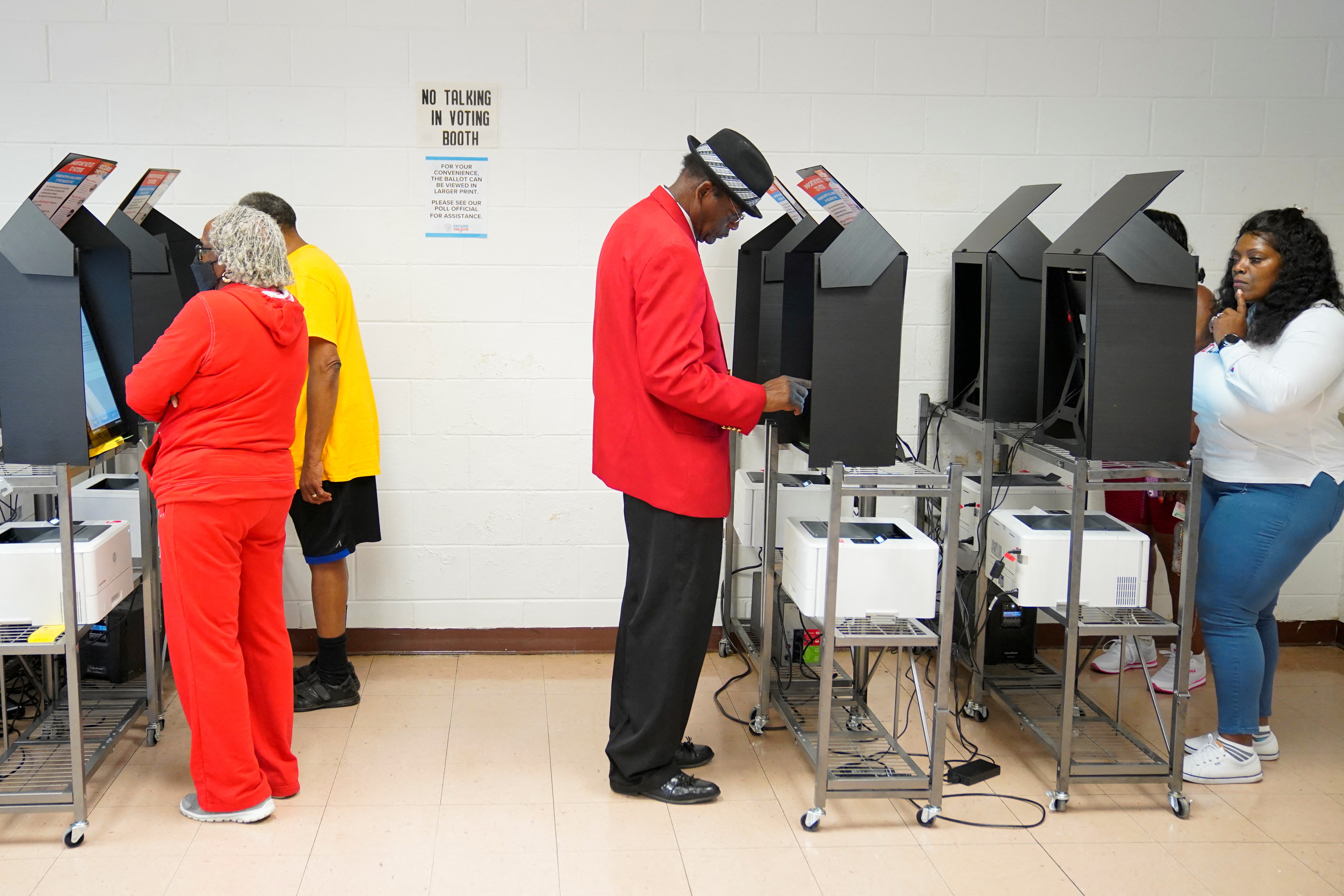 Votantes frente a las máquinas donde marcan sus preferencias en la votación anticipada de Columbus, en el estado de Georgia.  (REUTERS/Cheney Orr)