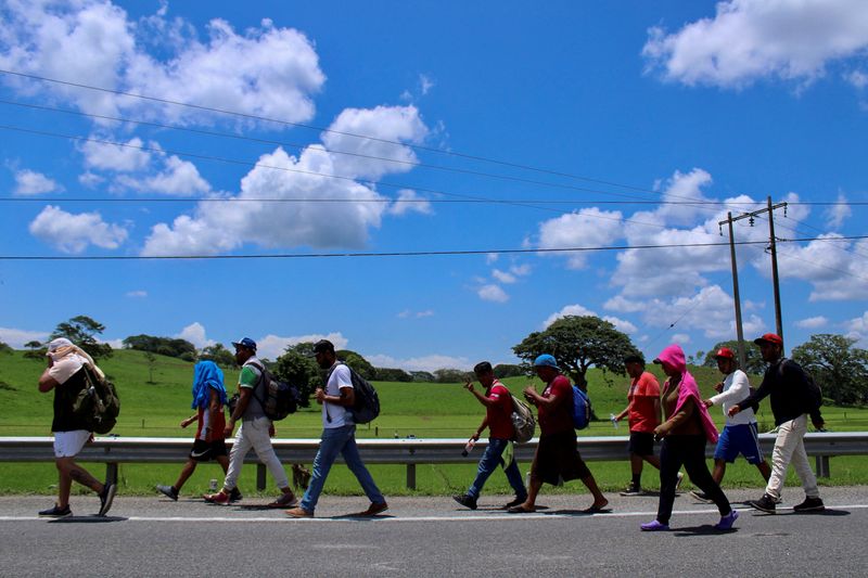 Agentes de la Guardia Nacional mexicana detuvieron una caravana integrada por 2 mil migrantes en Tapachula. (REUTERS/José Torres)
