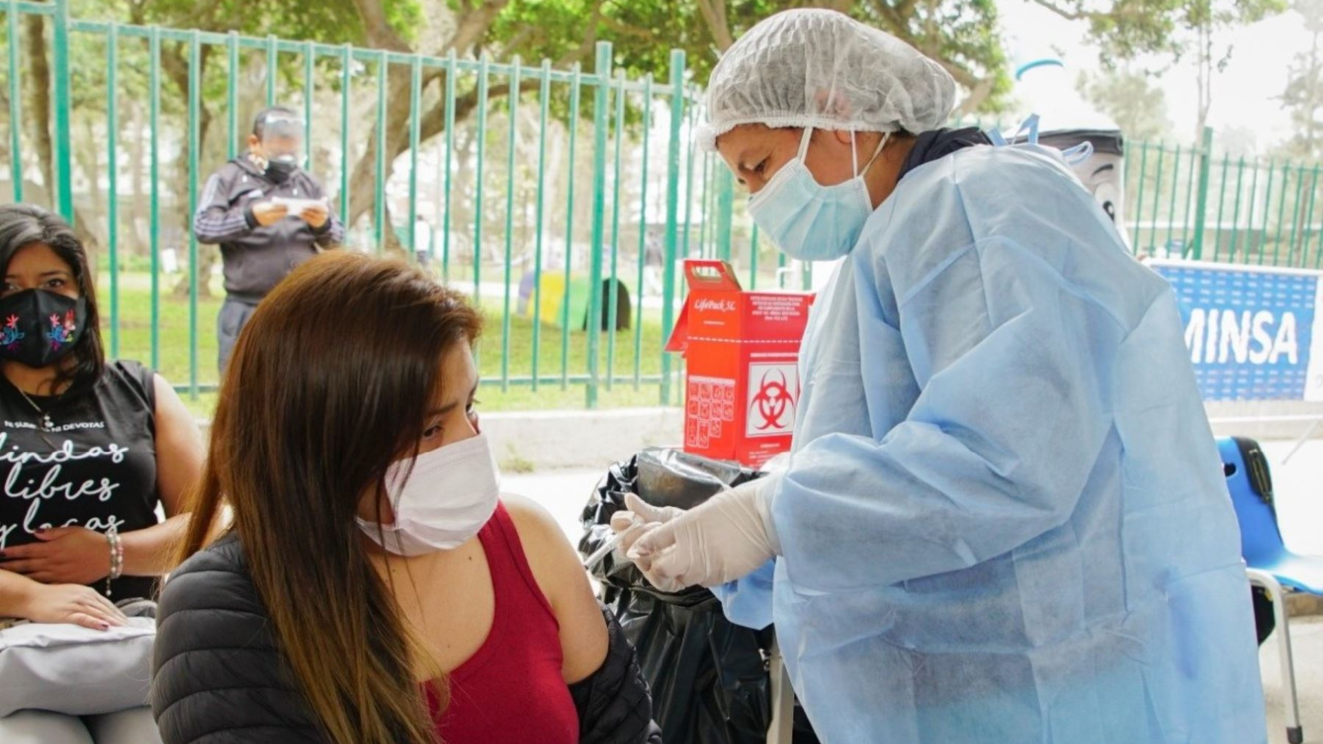 Las postas de vacunación deberán aclarar qué tipo de vacuna se aplica, si es mono o bivalente (Andina)