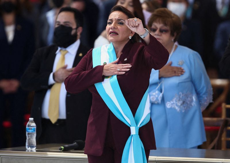 La nueva presidenta de Honduras, Xiomara Castro, reacciona tras recibir la banda presidencial durante una ceremonia de investidura en Tegucigalpa, Honduras. 27 de enero de 2022 (REUTERS/José Cabezas)