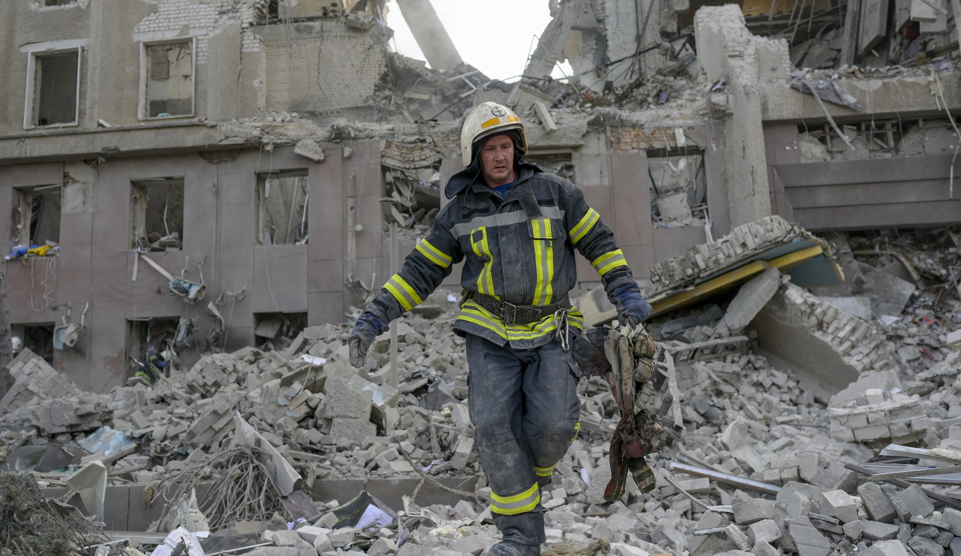 Un bombero trabaja en la búsqueda y rescate de cuerpos (Photo by BULENT KILIC / AFP)