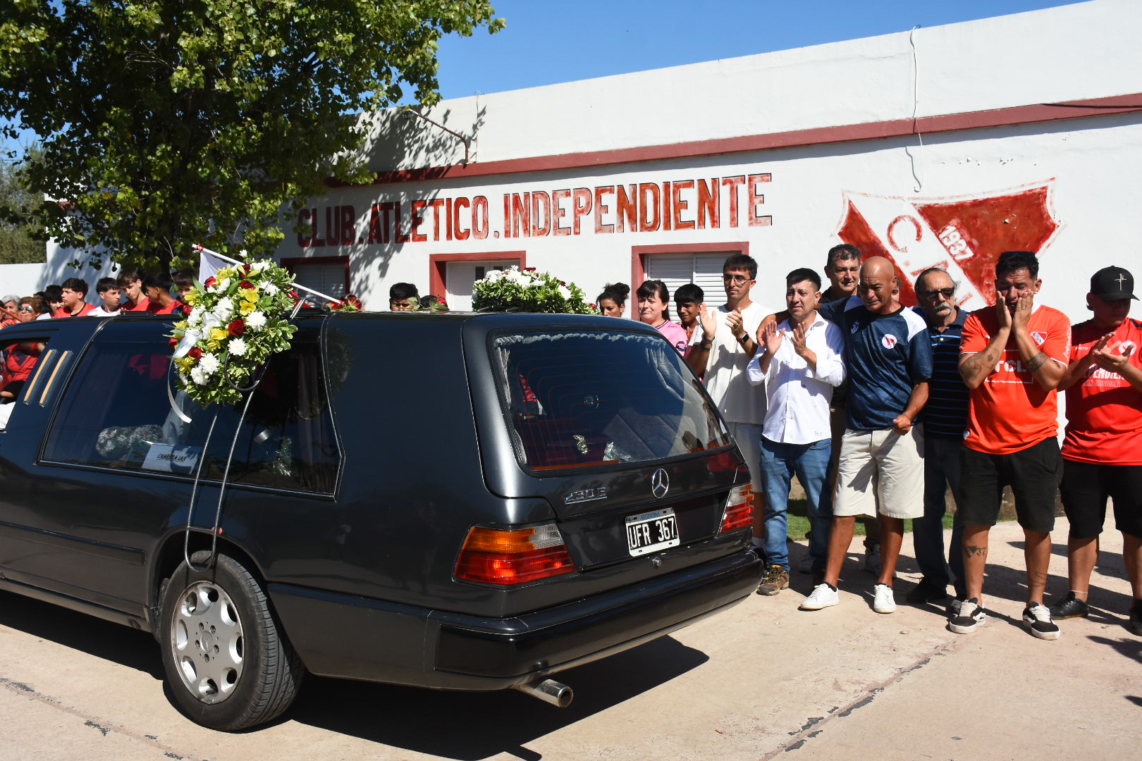 Tiroteo en Santa Fe, en vivo:  finaliz&oacute; el cortejo f&uacute;nebre y los restos de Ian Cabrera ya descansan en el cementerio municipal de San Crist&oacute;bal