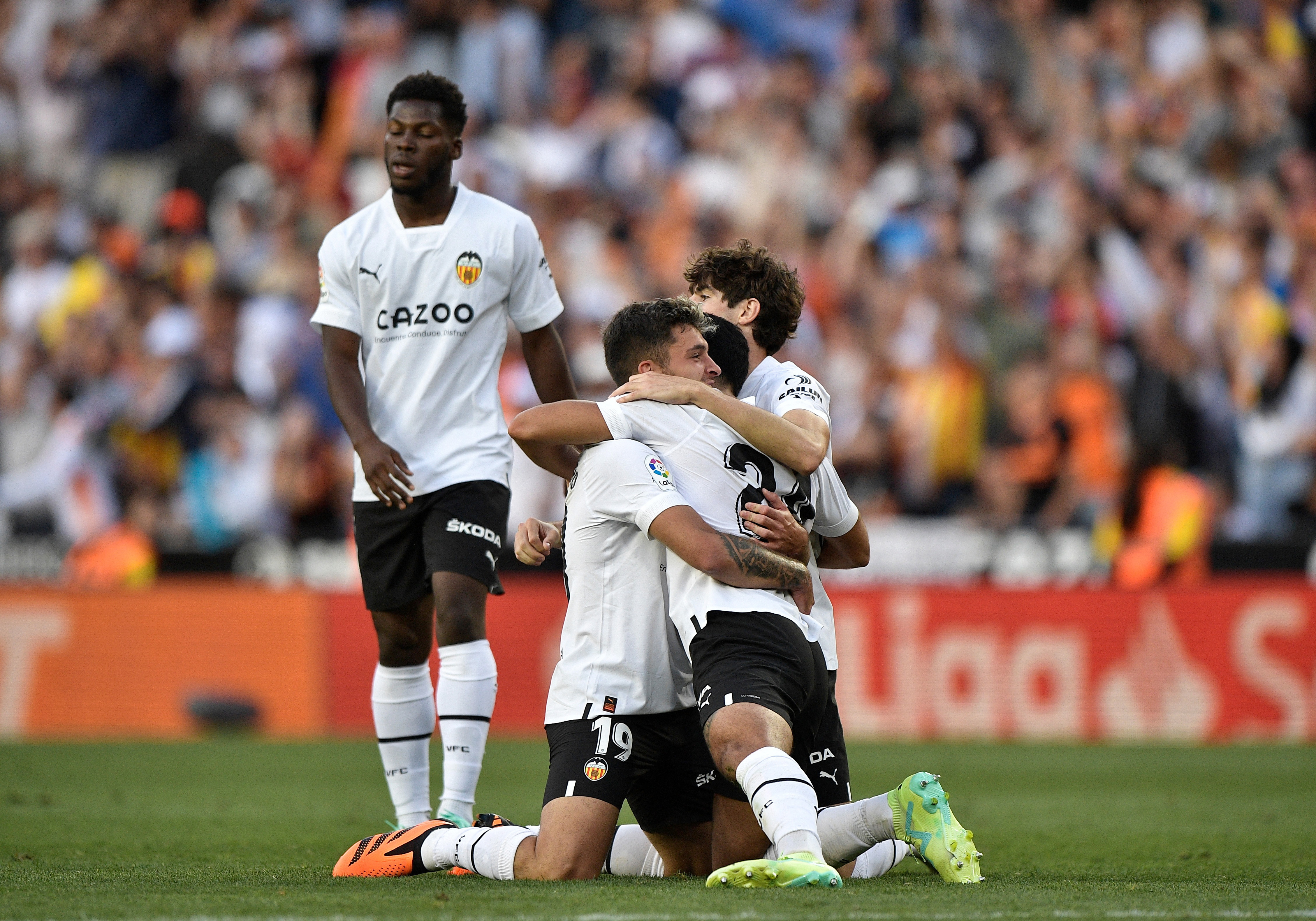 Los jugadores del Valencia celebran el triunfo ante el Real Madrid que acerca la salvación.