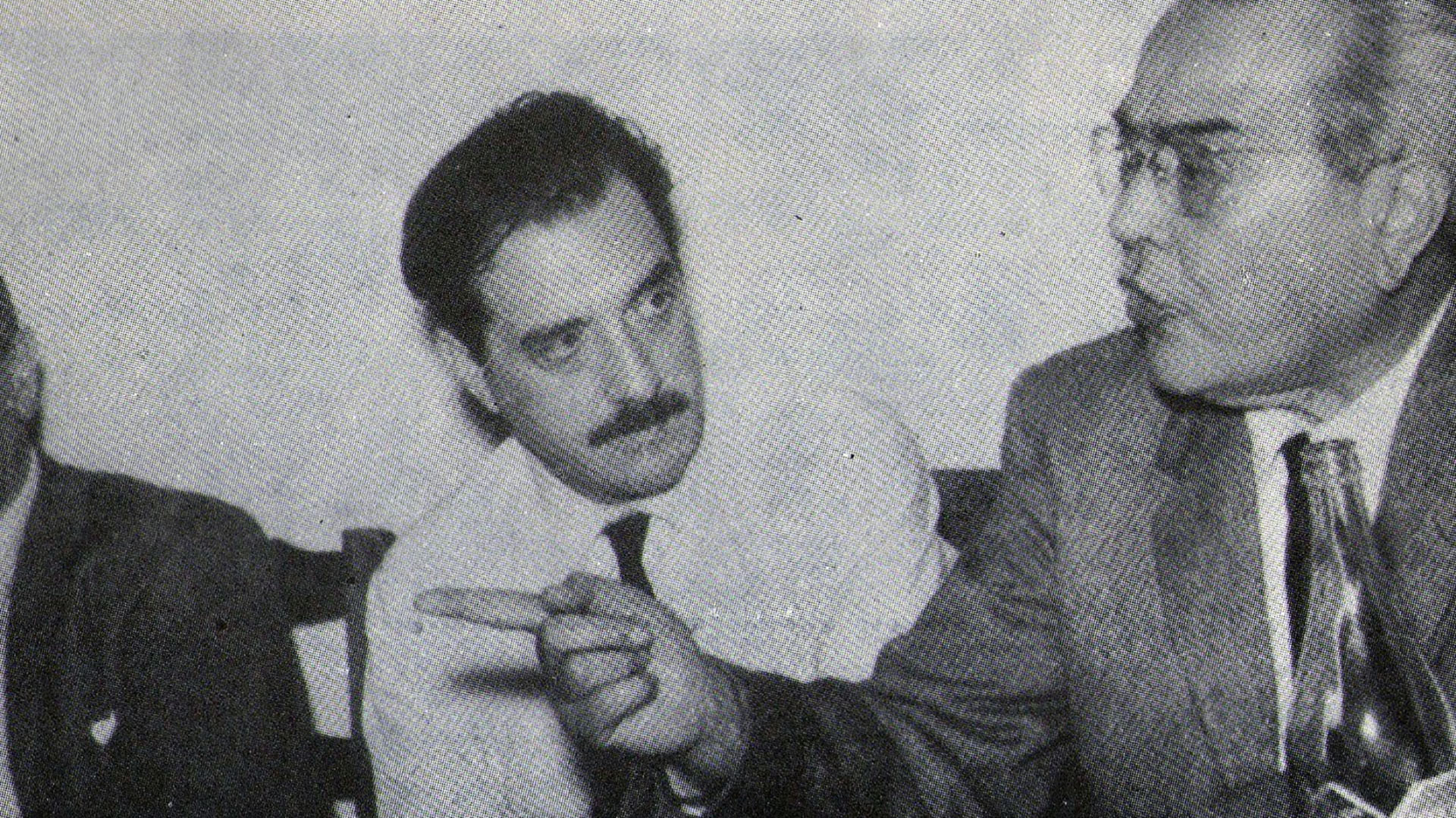 Un joven Raúl Alfonsín escuchando atentamente a Balbín. El joven abogado de Chascomús iba a ser candidato a gobernador bonaerense en 1967