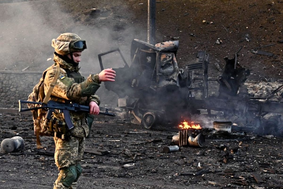 Un soldado ucraniano en Kiev tras uno de los ataques de Rusia (Foto: Captura AFP Sergei Supinsky)