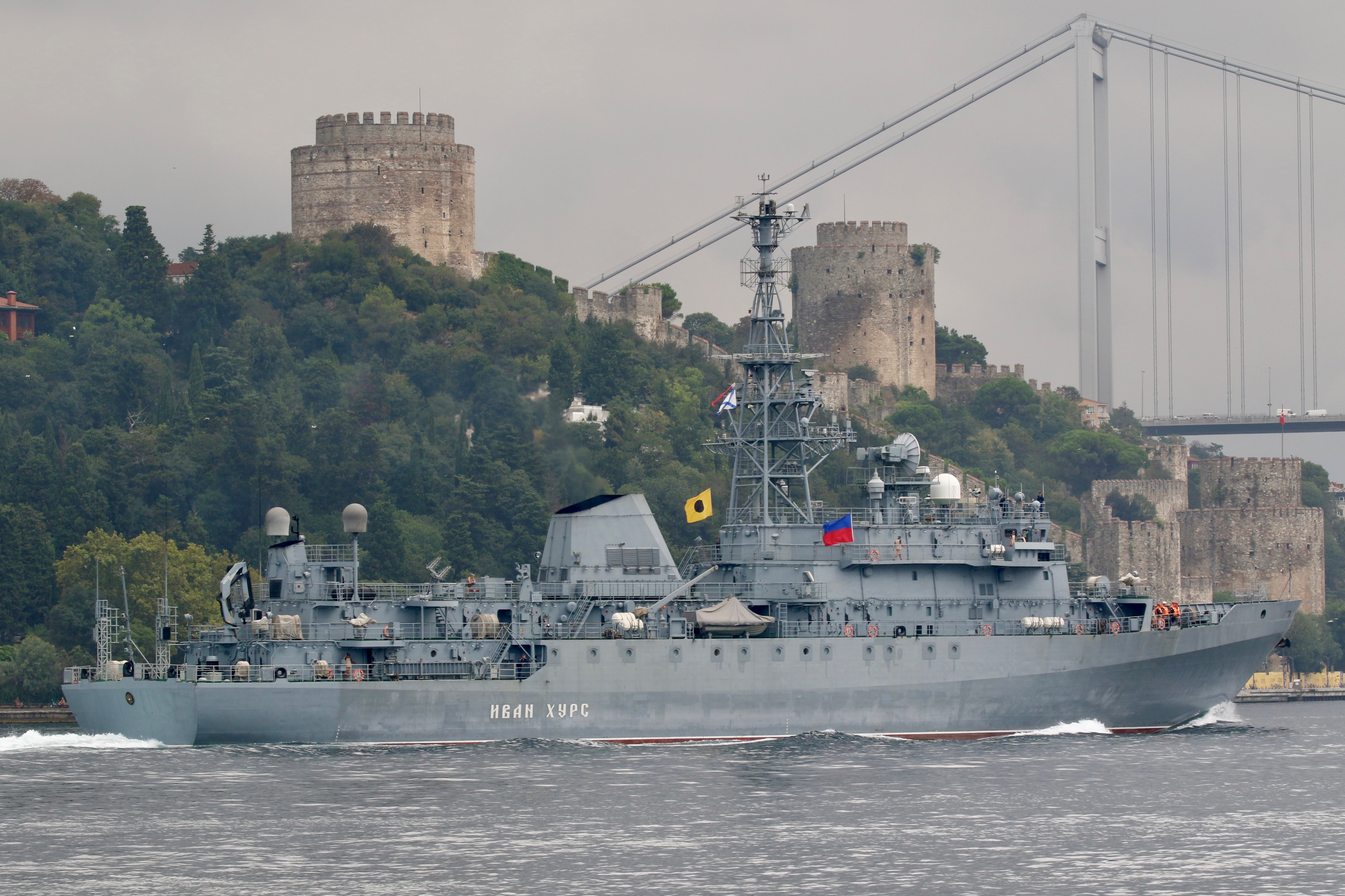 Un buque de inteligencia ruso cruza el Bósforo (REUTERS/Yoruk Isik)