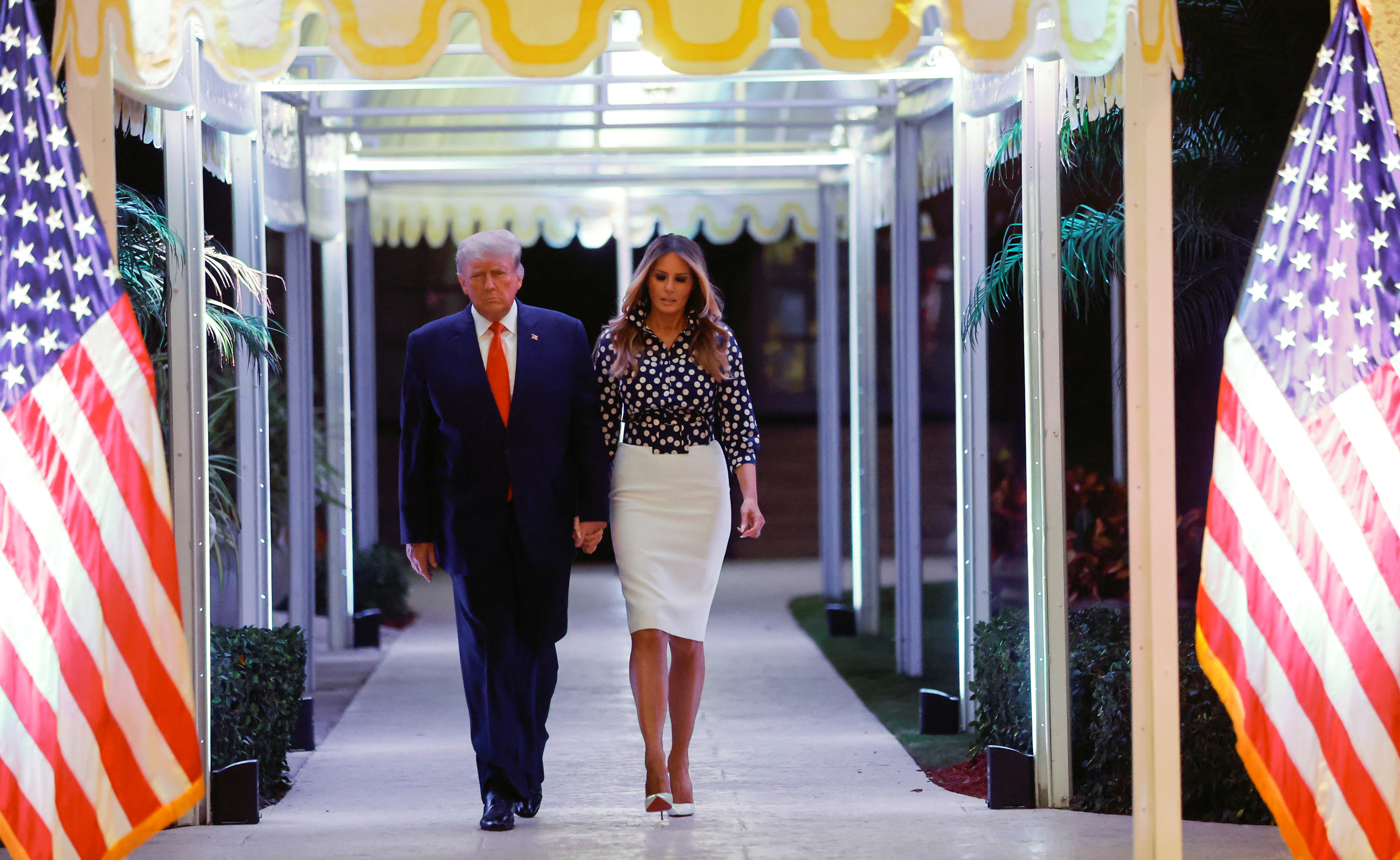 El ex presidente de Estados Unidos, Donald Trump, llegó con su esposa, Melania Trump, para anunciar que volverá a presentarse como candidato a la presidencia de Estados Unidos en las elecciones presidenciales de 2024. (REUTERS)