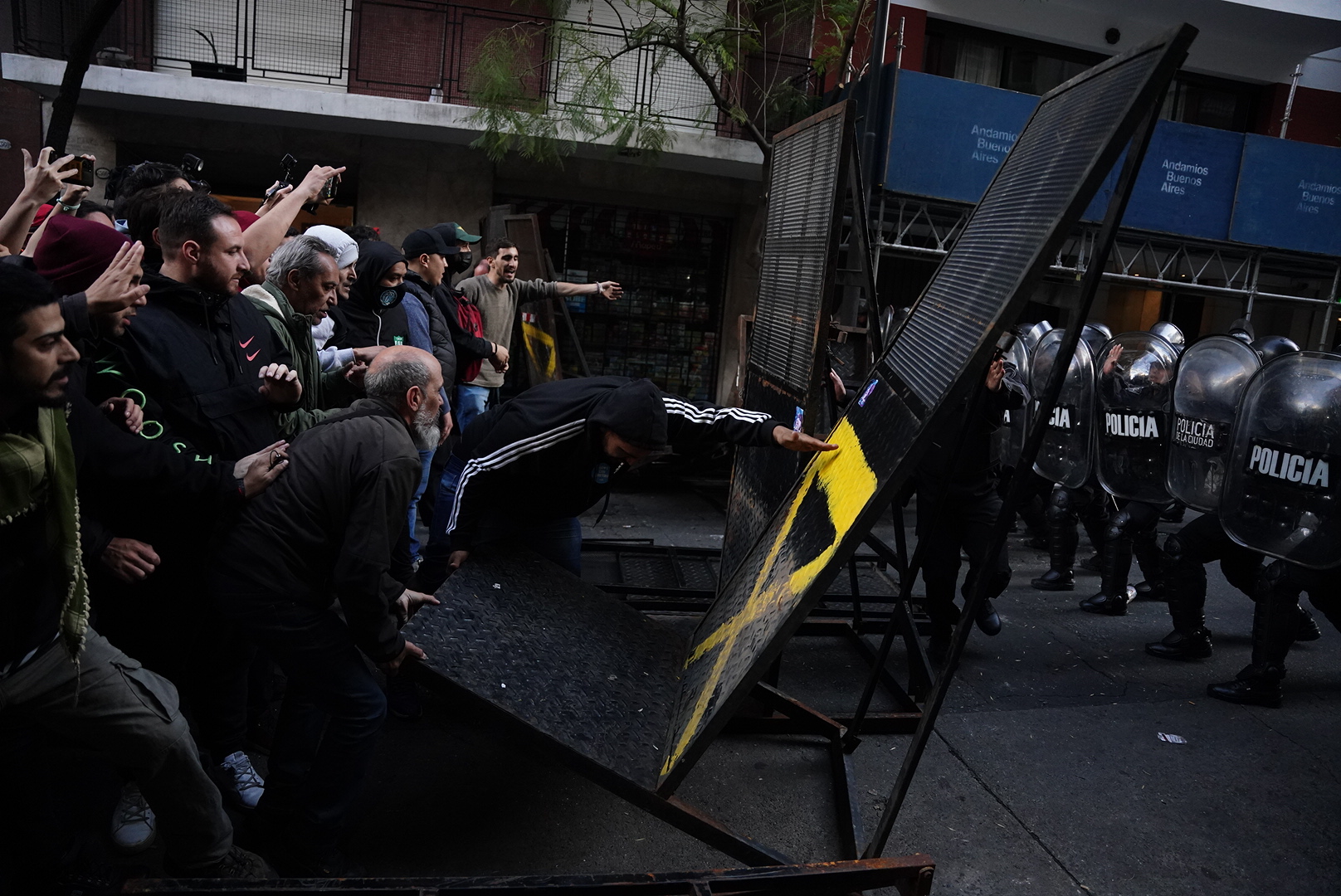 Los manifestantes tiraron las vallas para poder acercarse al domicilio de CFK (Crédito: Franco Fafasuli)