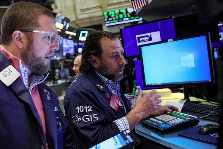 Operadores trabajan en el piso de la Bolsa de valores de Nueva York (REUTERS/Brendan McDermid/Archivo)
