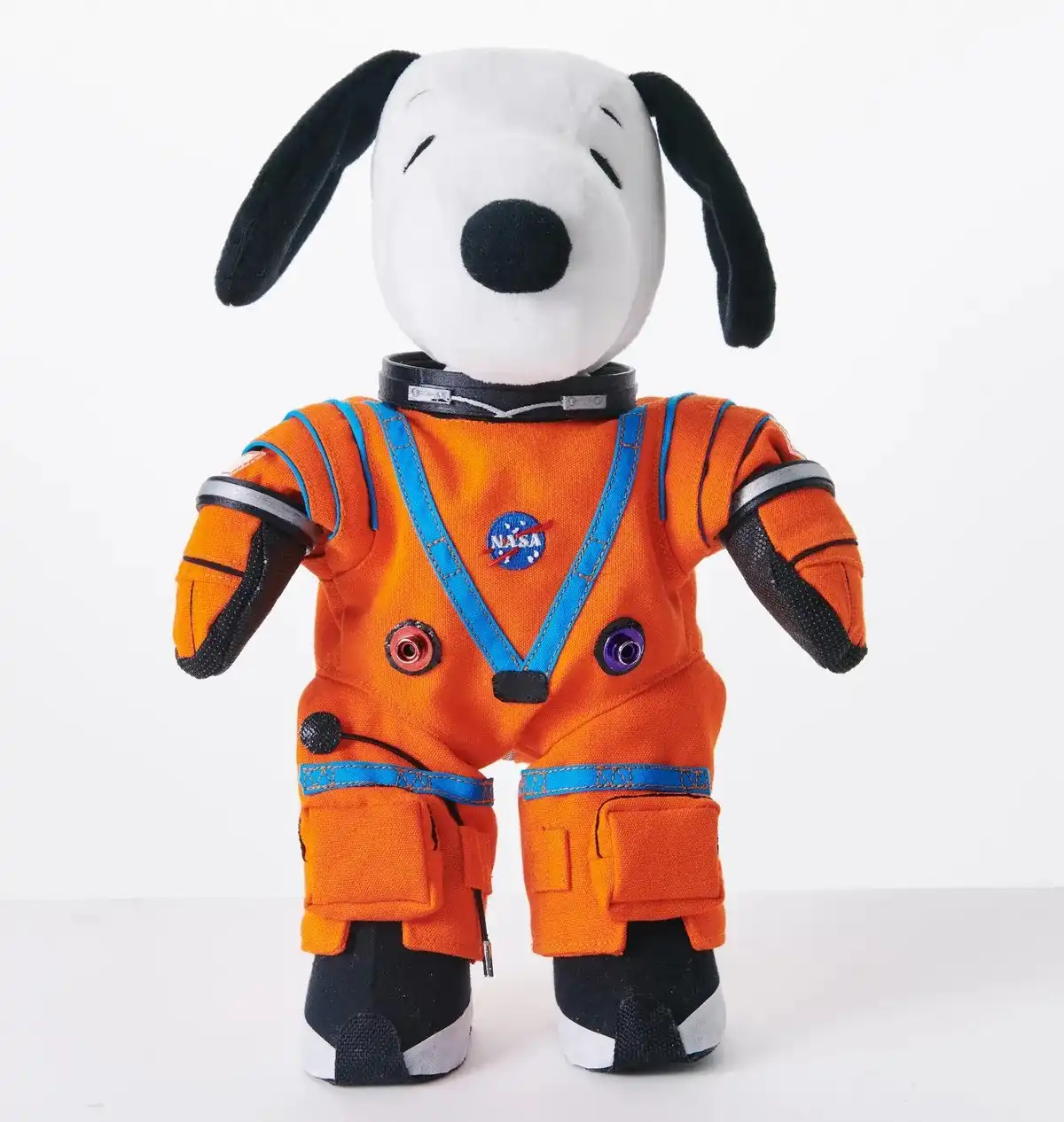 Snoopy, el muñeco de peluche, viajará ahora como un marcador de gravedad cero, un indicador visual de cuando una nave espacial alcanza la ingravidez. (2021 Peanuts Worldwide LLC)