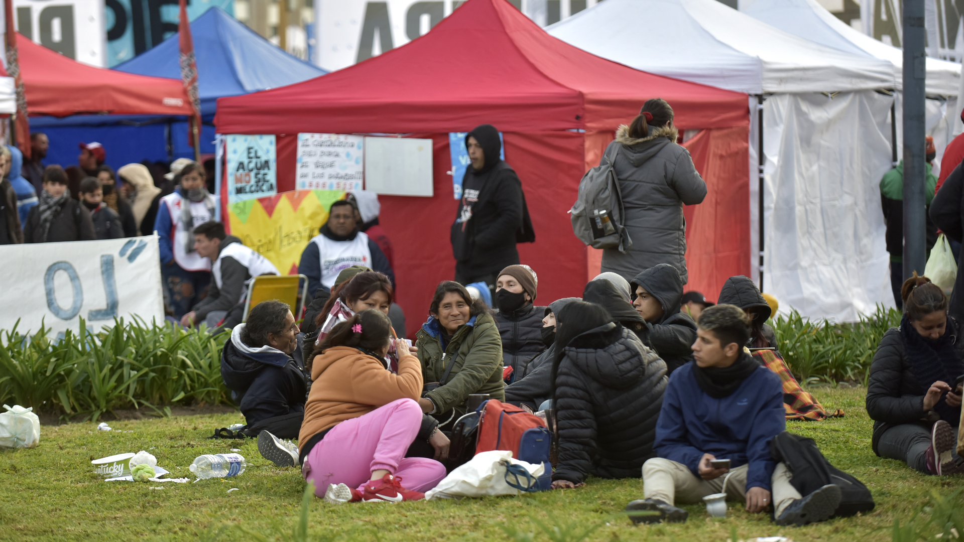 Protesters threaten to camp in Plaza de Mayo (Gustavo Gavotti)