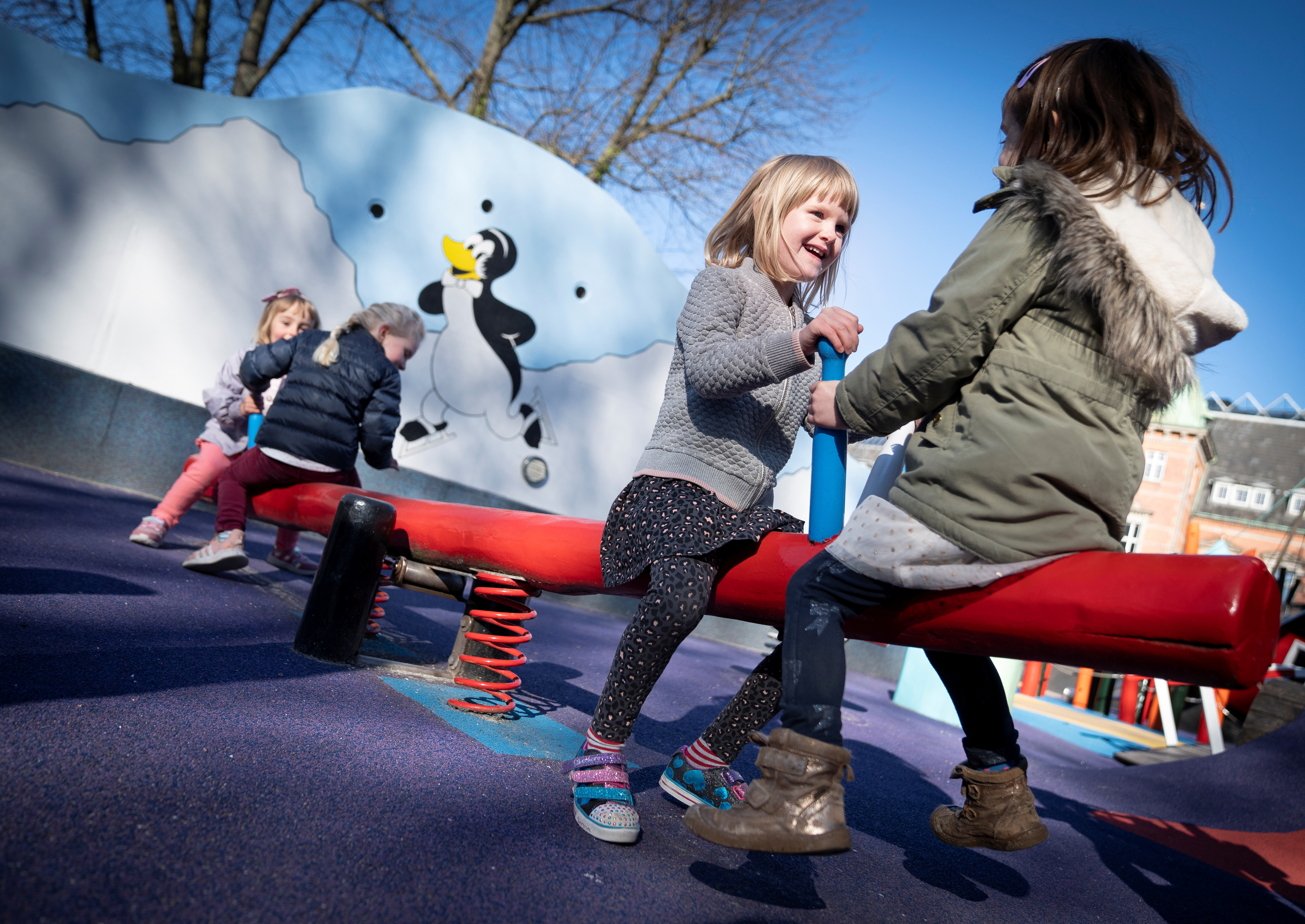 Niños juegan en los Jardines de Tívoli en Copenhague, Dinamarca, el 22 de abril de 2020.  (Liselotte Sabroe/Ritzau Scanpix/via REUTERS)