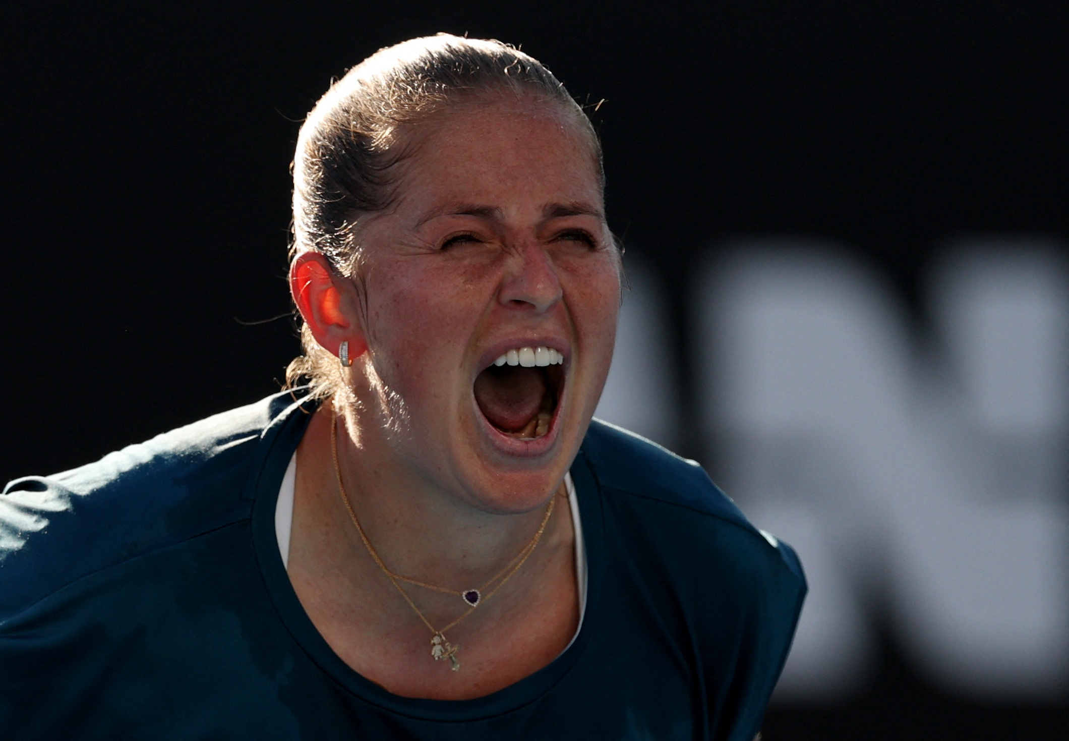 Polémica en el Australian Open por la reacción de una tenista tras pegarle un brutal pelotazo a su rival en el rostro