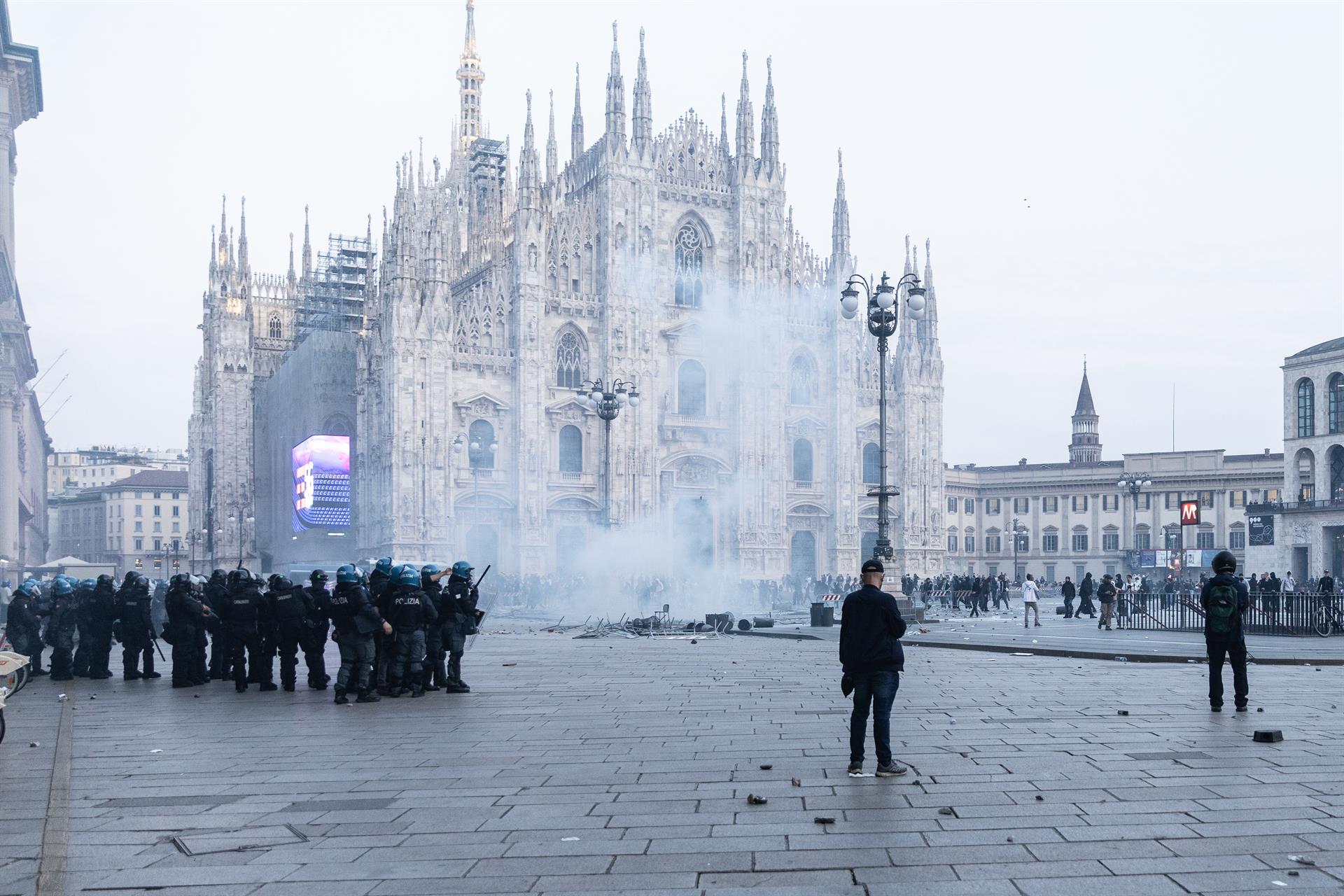 Segundo día de violentas protestas en Italia: manifestantes provocaron disturbios y saqueos en Milán