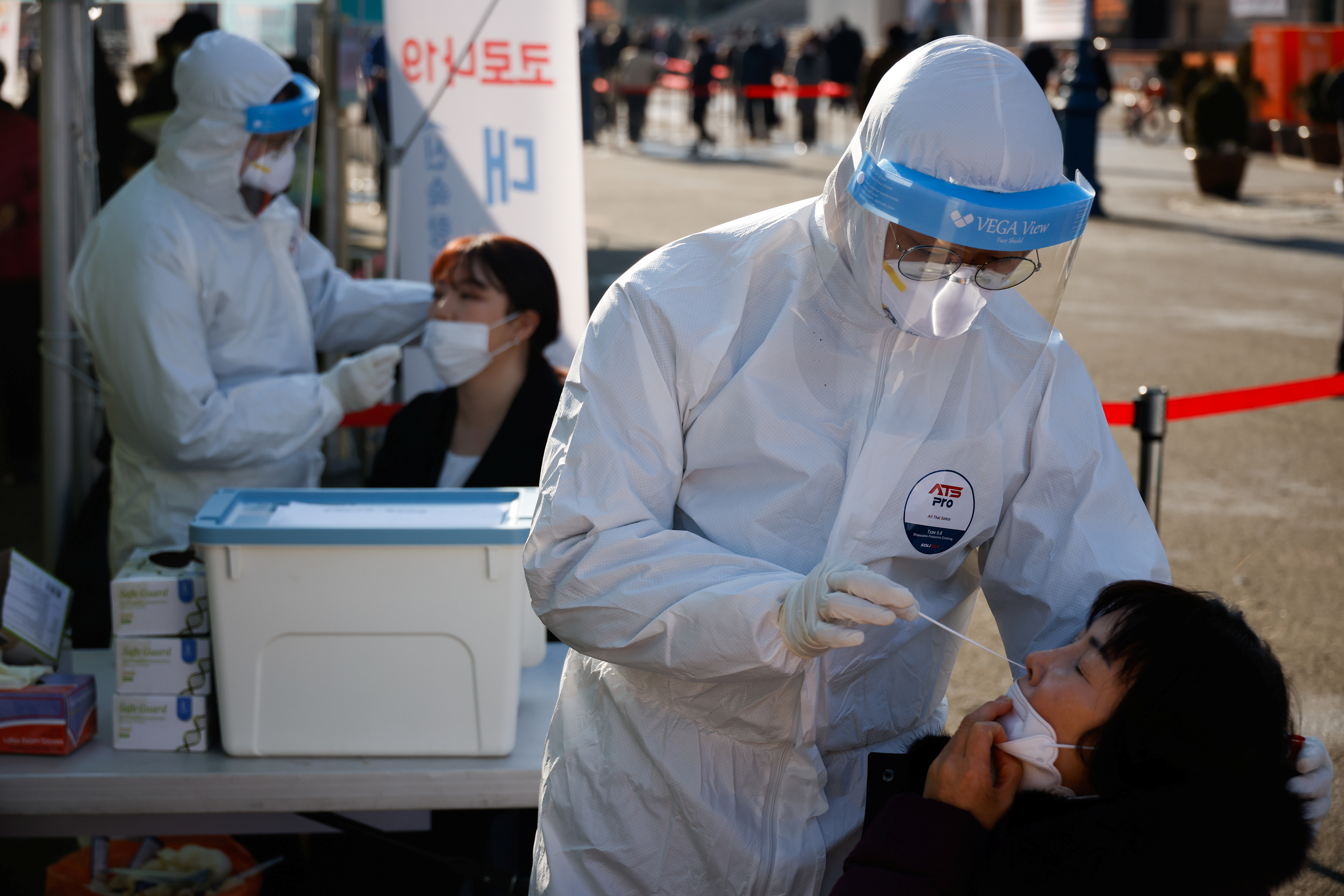 Trabajadores sanitarios realizan pruebas de coronavirus en una estación de metro en Seúl, Corea del Sur (REUTERS/Kim Hong-Ji)
