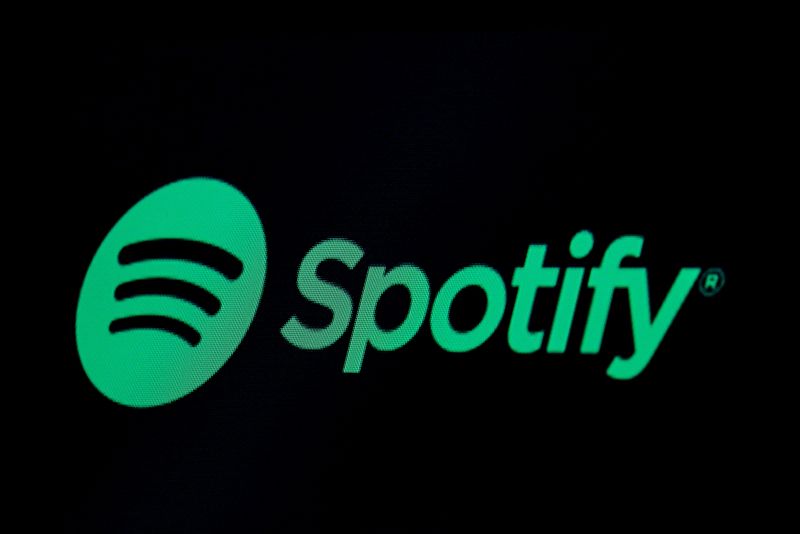 FOTO ARCHIVO: El logotipo de Spotify en una pantalla en el parqué de la Bolsa de Nueva York (NYSE) en Nueva York, Estados Unidos, 3 de mayo de 2018. REUTERS/Brendan McDermid/Foto de archivo
