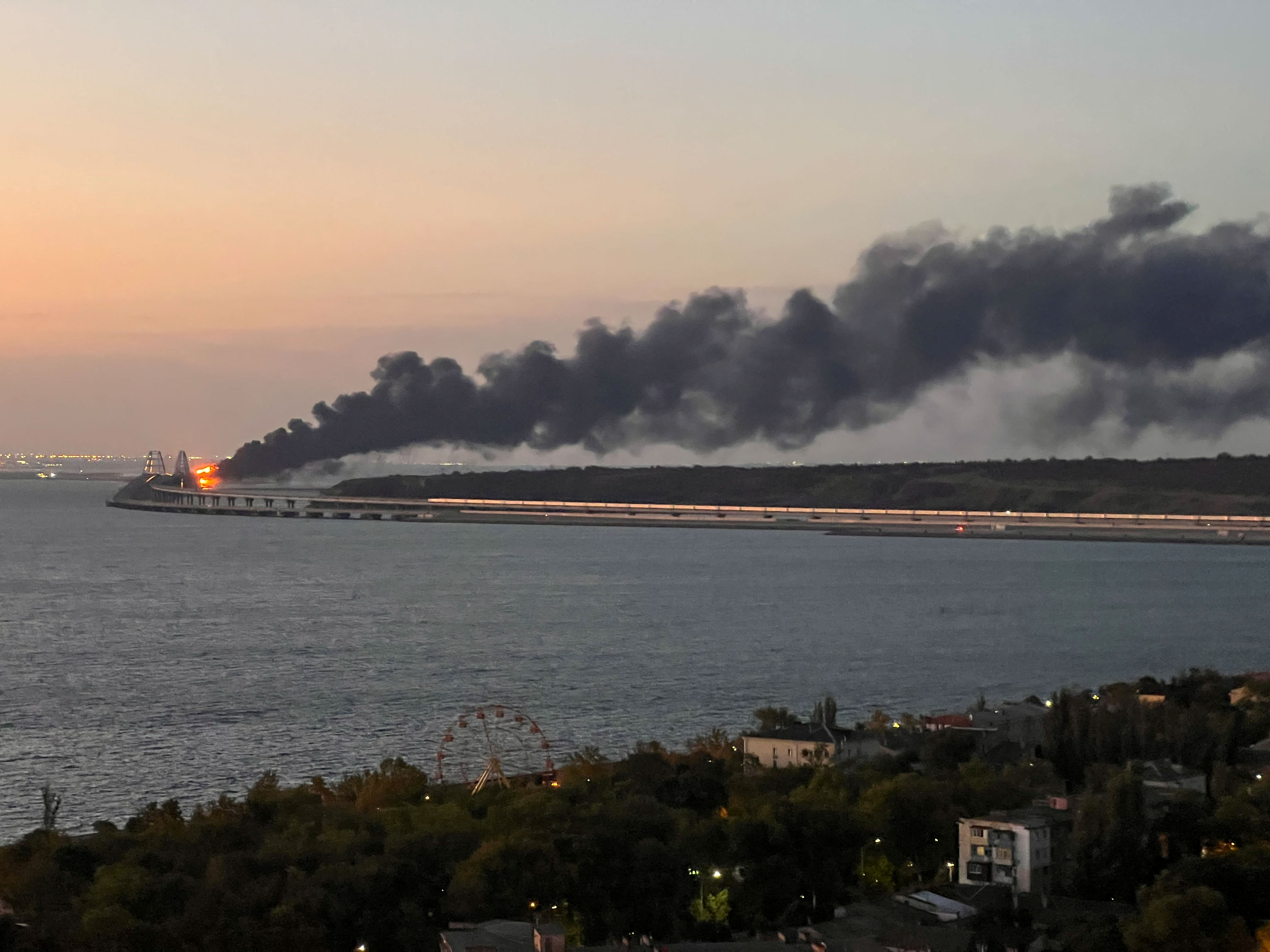 Una vista muestra un incendio en el puente de Kerch al amanecer en el estrecho de Kerch, Crimea