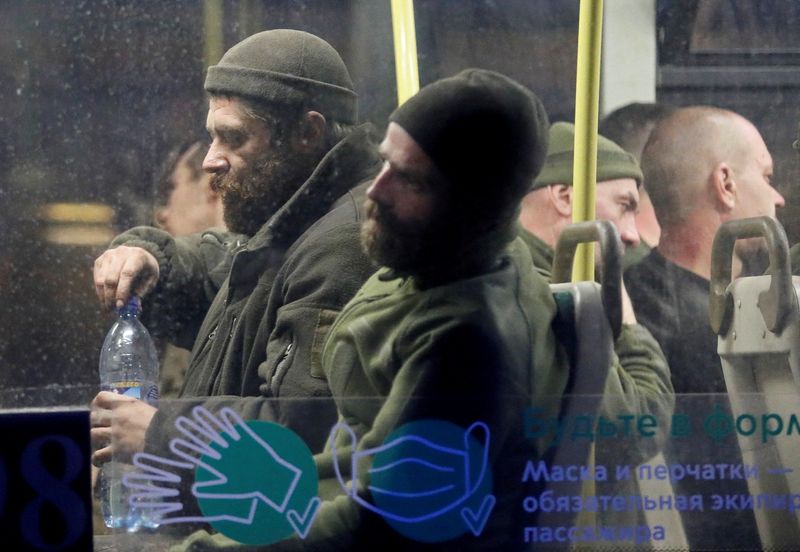 Miembros del servicio de las fuerzas ucranianas que se han rendido después de semanas atrincherados en la fábrica de acero Azovstal dentro de un autobús, que llegó escoltado por los militares prorrusos a un centro de detención en el curso del conflicto entre Ucrania y Rusia en el asentamiento de Olenivka en la región de Donetsk, Ucrania 17 de mayo de 2022. REUTERS/Alexander Ermochenko