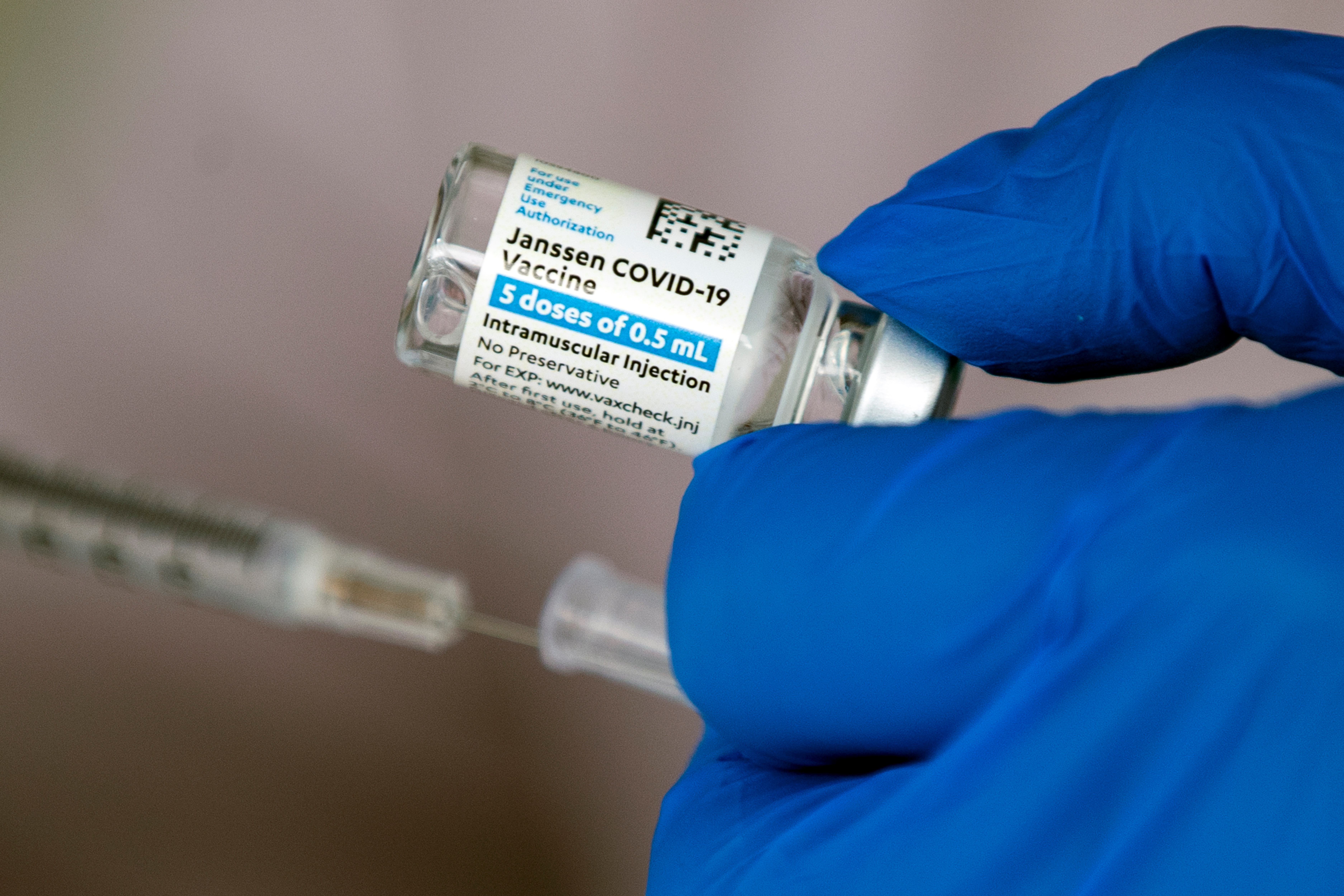 Vista de una dosis de la vacuna contra la covid-19 de Janssen, filial belga de Johnson & Johnson (J&J). EFE/Etienne Laurent/Archivo
