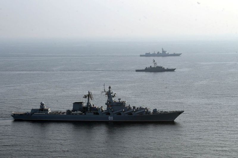 Buques de guerra participan de un ejercicio naval conjunto de las armadas de Irán, China y Rusia en el norte del océano Índico (Ejército iraní/WANA vía REUTERS)