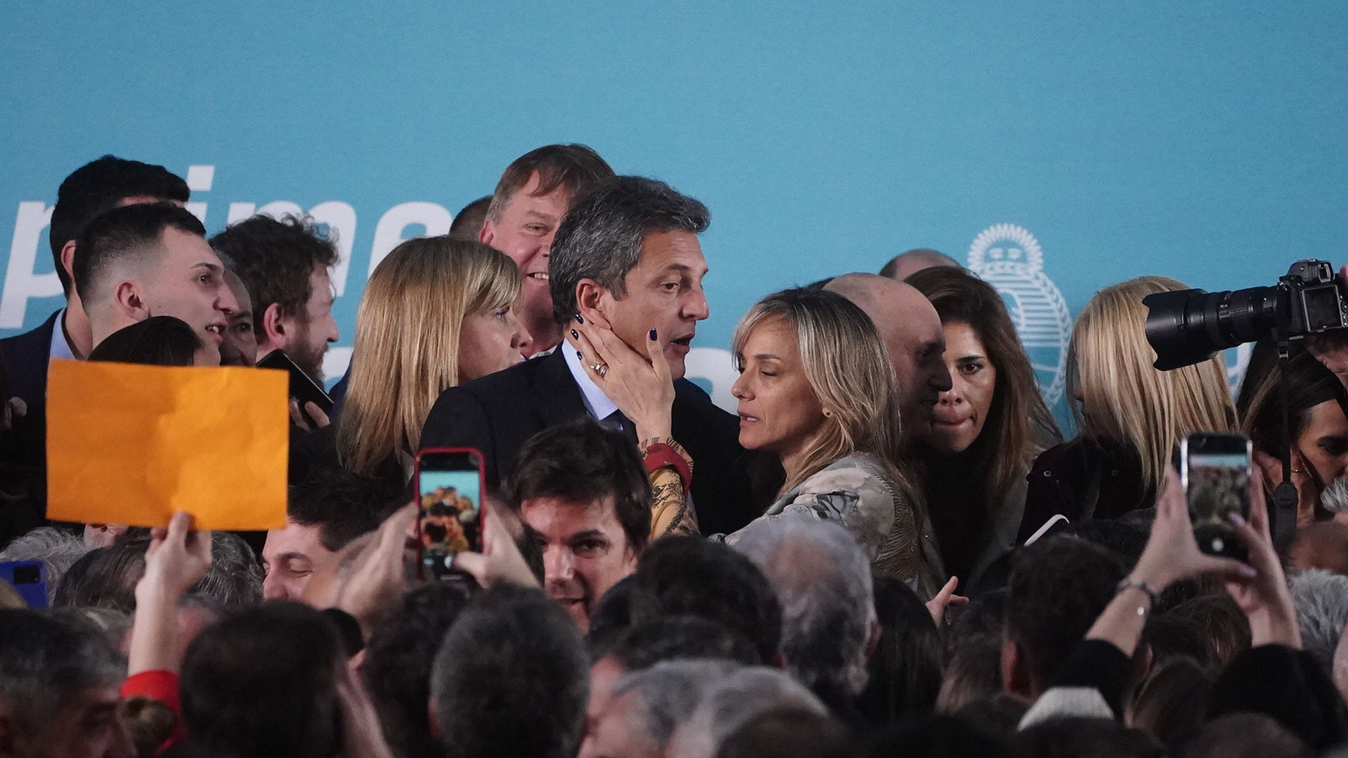 Sergio Massa y su pareja, Malena Galmarini, rodeados de los invitados que asistieron a su asunción 